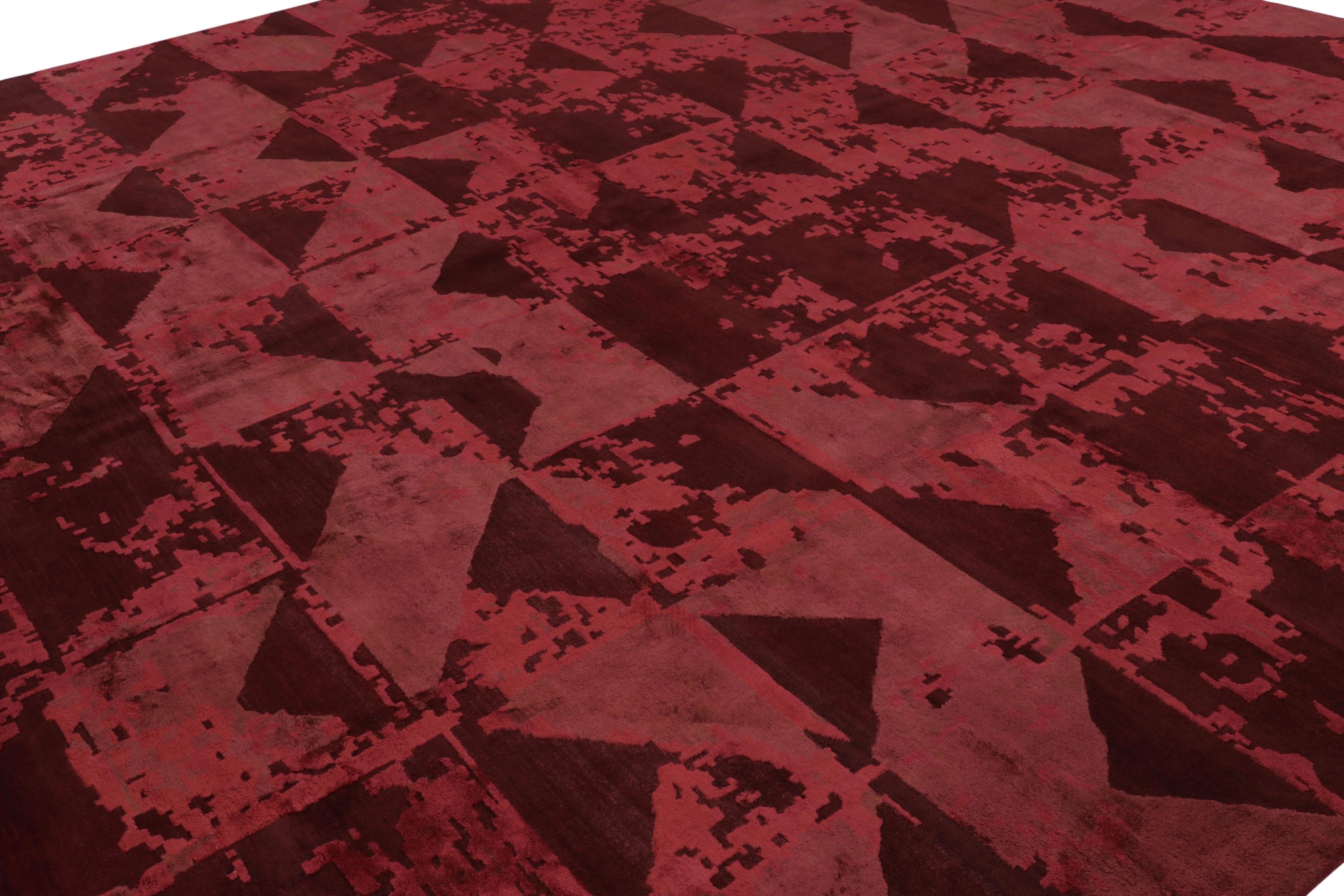 Annodato a mano Rug & Kilim è un tappeto astratto personalizzato in un ricco borgogna tono su tono, con geometrie attenuate in vendita