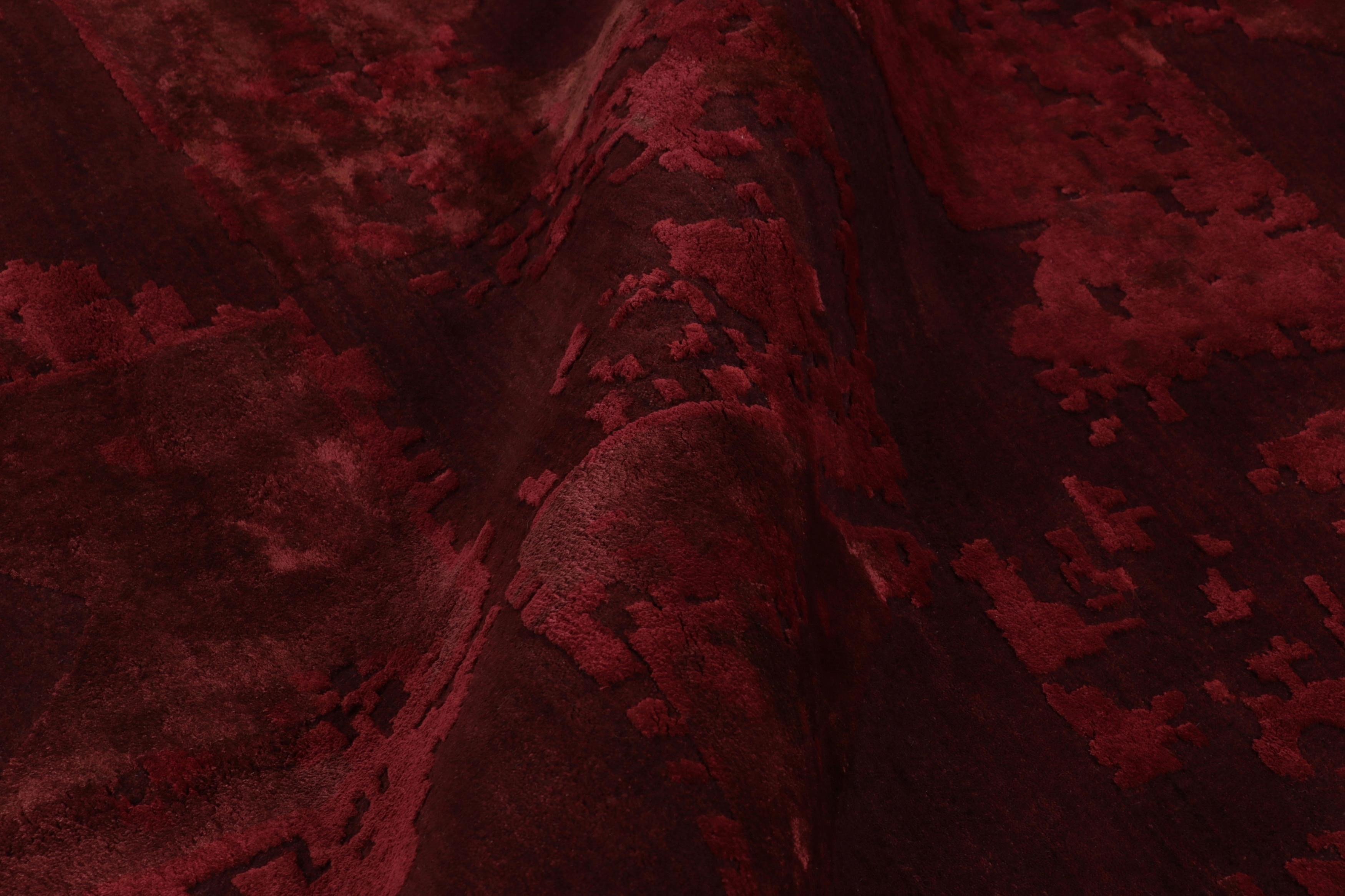 Rug & Kilim è un tappeto astratto personalizzato in un ricco borgogna tono su tono, con geometrie attenuate In condizioni Nuovo in vendita a Long Island City, NY