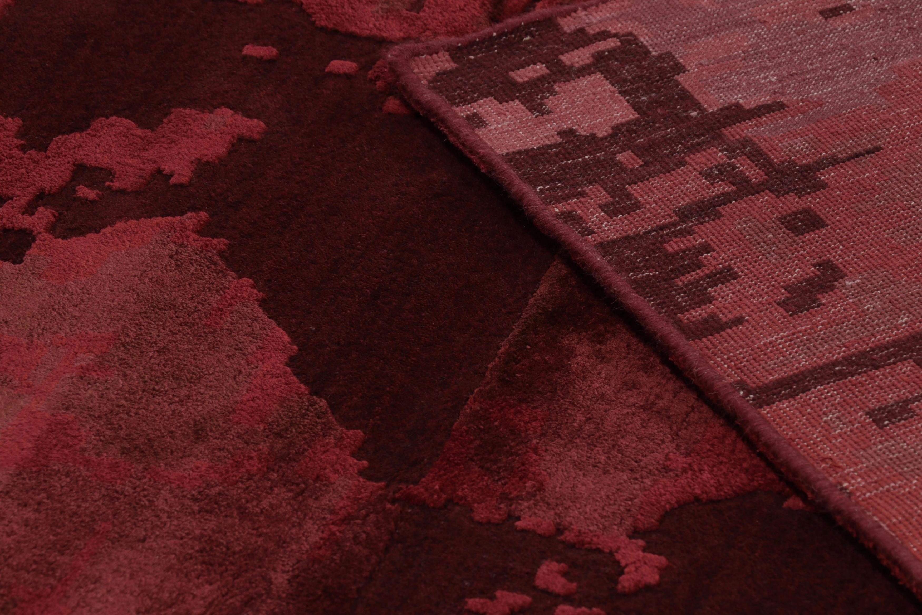 XXI secolo e contemporaneo Rug & Kilim è un tappeto astratto personalizzato in un ricco borgogna tono su tono, con geometrie attenuate in vendita
