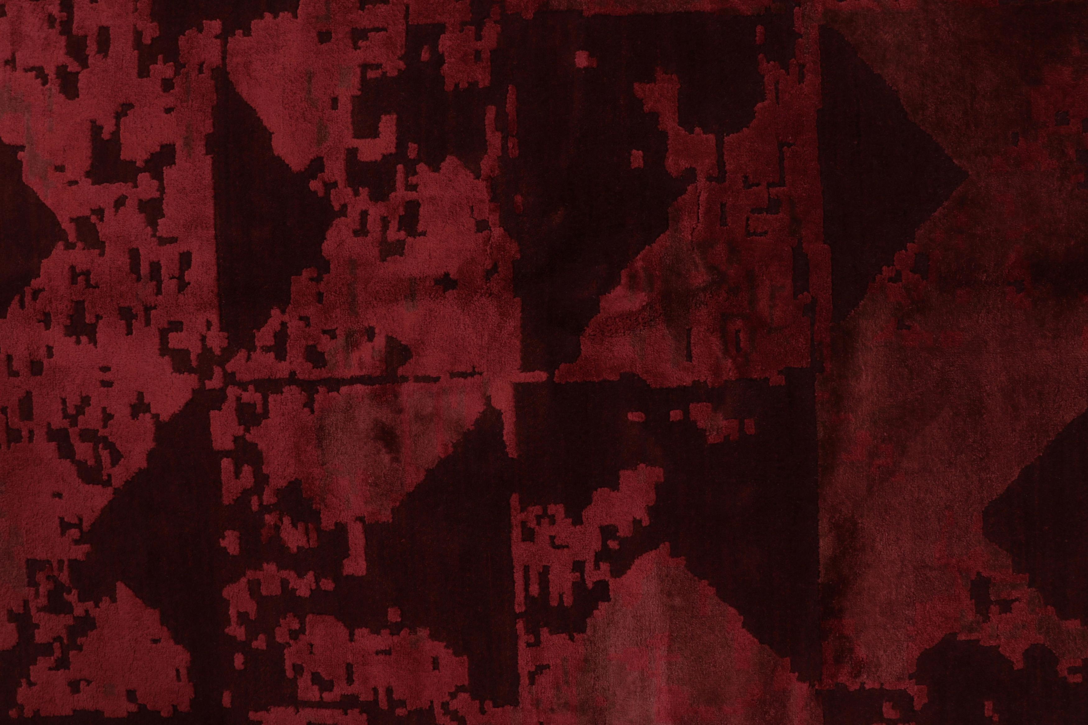 Lana Rug & Kilim è un tappeto astratto personalizzato in un ricco borgogna tono su tono, con geometrie attenuate in vendita