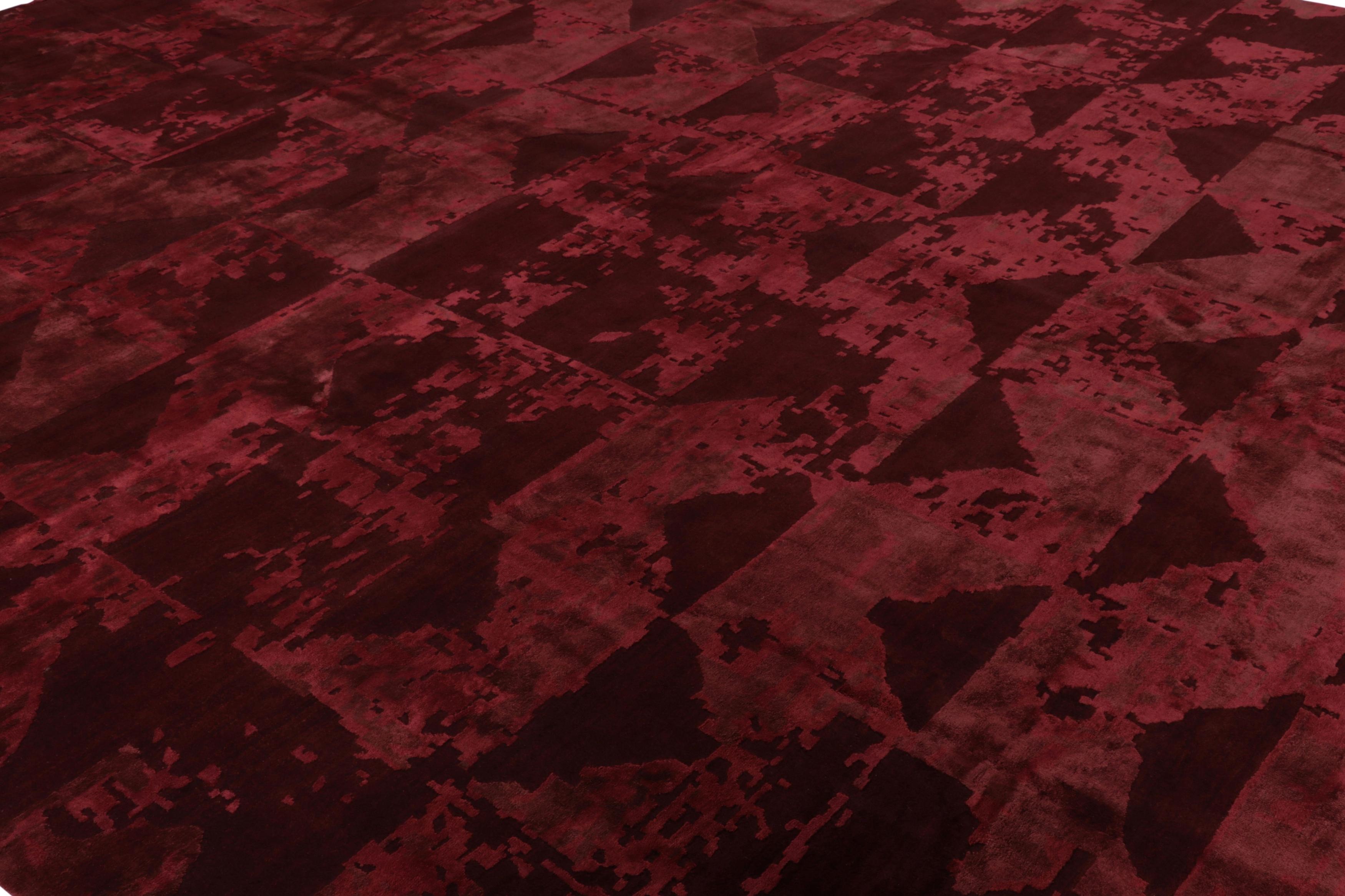 Rug & Kilim è un tappeto astratto personalizzato in un ricco borgogna tono su tono, con geometrie attenuate in vendita 1