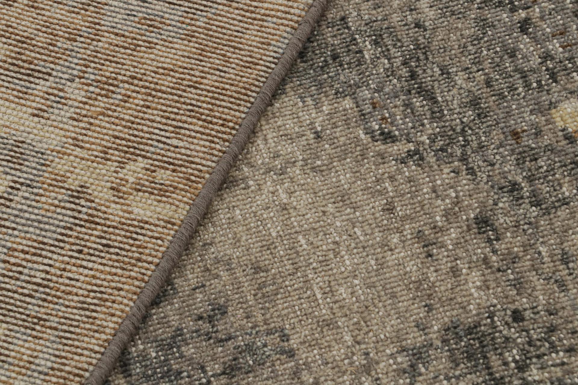 Alfombra abstracta desgastada con dibujo geométrico de Rug & Kilim Siglo XXI y contemporáneo en venta