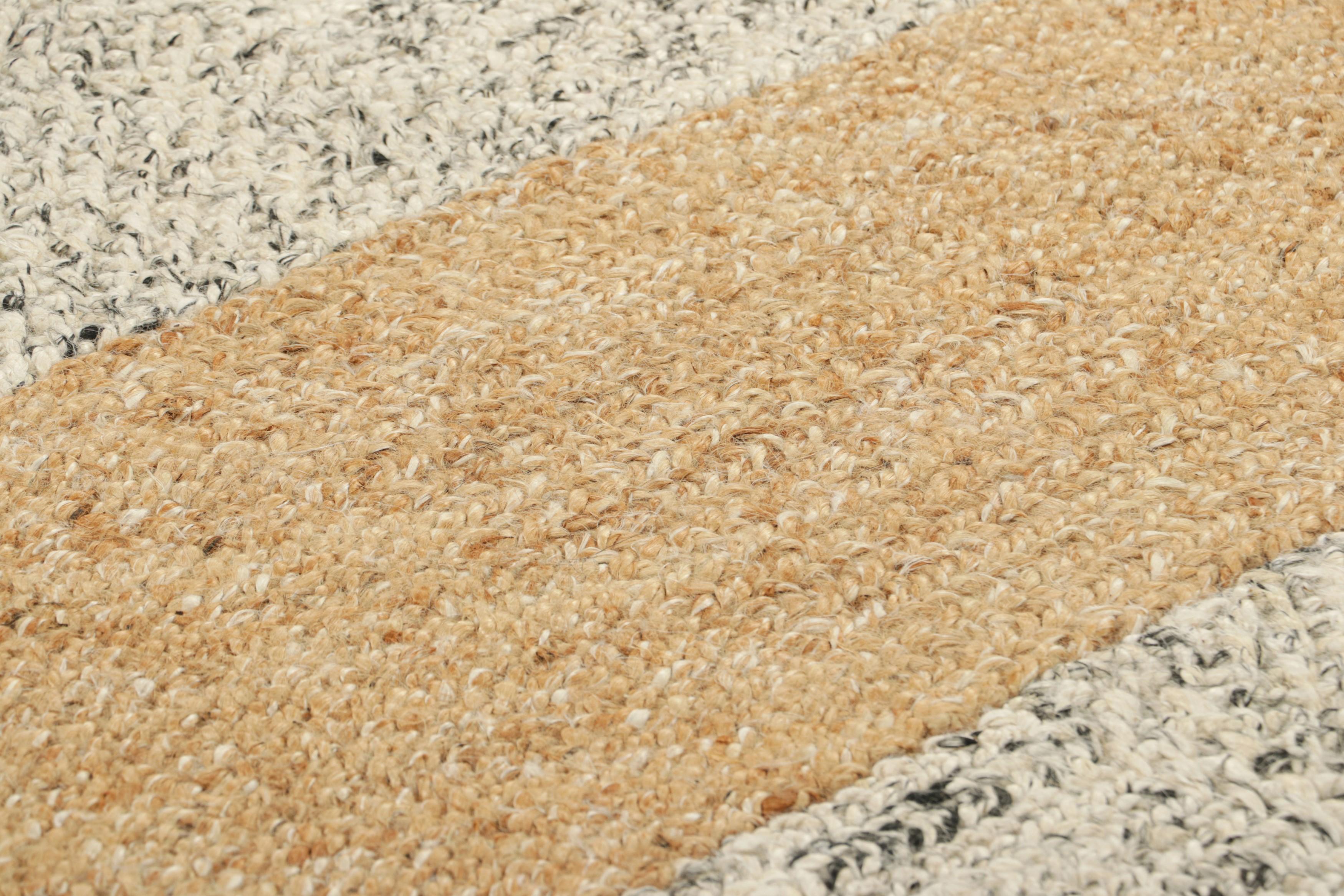 Dieses aus handgewebter Wolle und Jute gefertigte 5x8-Flachgewebe ist eine aufregende neue, individuell gestaltbare Linie in der Rug & Kilim Collection. 

Über das Design: 

Dieser zeitgenössische Teppich präsentiert ein ausgeklügeltes Design mit