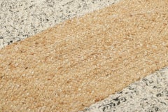 Abstraktes Flachgewebe von Rug & Kilim in Beige-Braun und weißen geometrischen Mustern