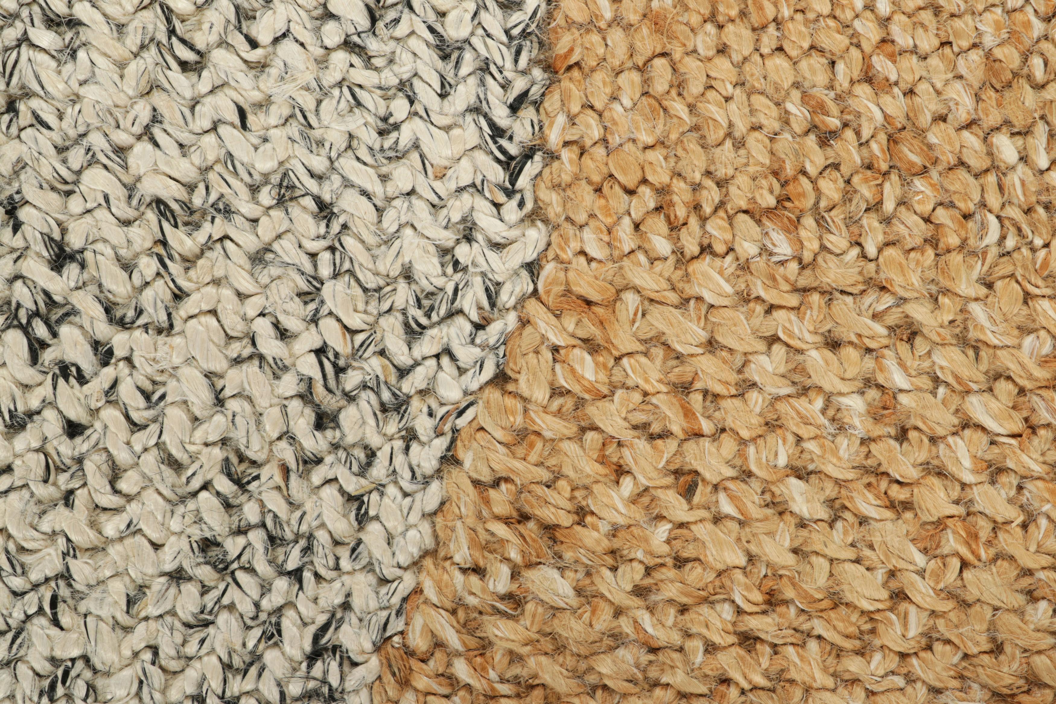 Abstraktes Flachgewebe von Rug & Kilim in Beige-Braun und weißen geometrischen Mustern (Moderne) im Angebot