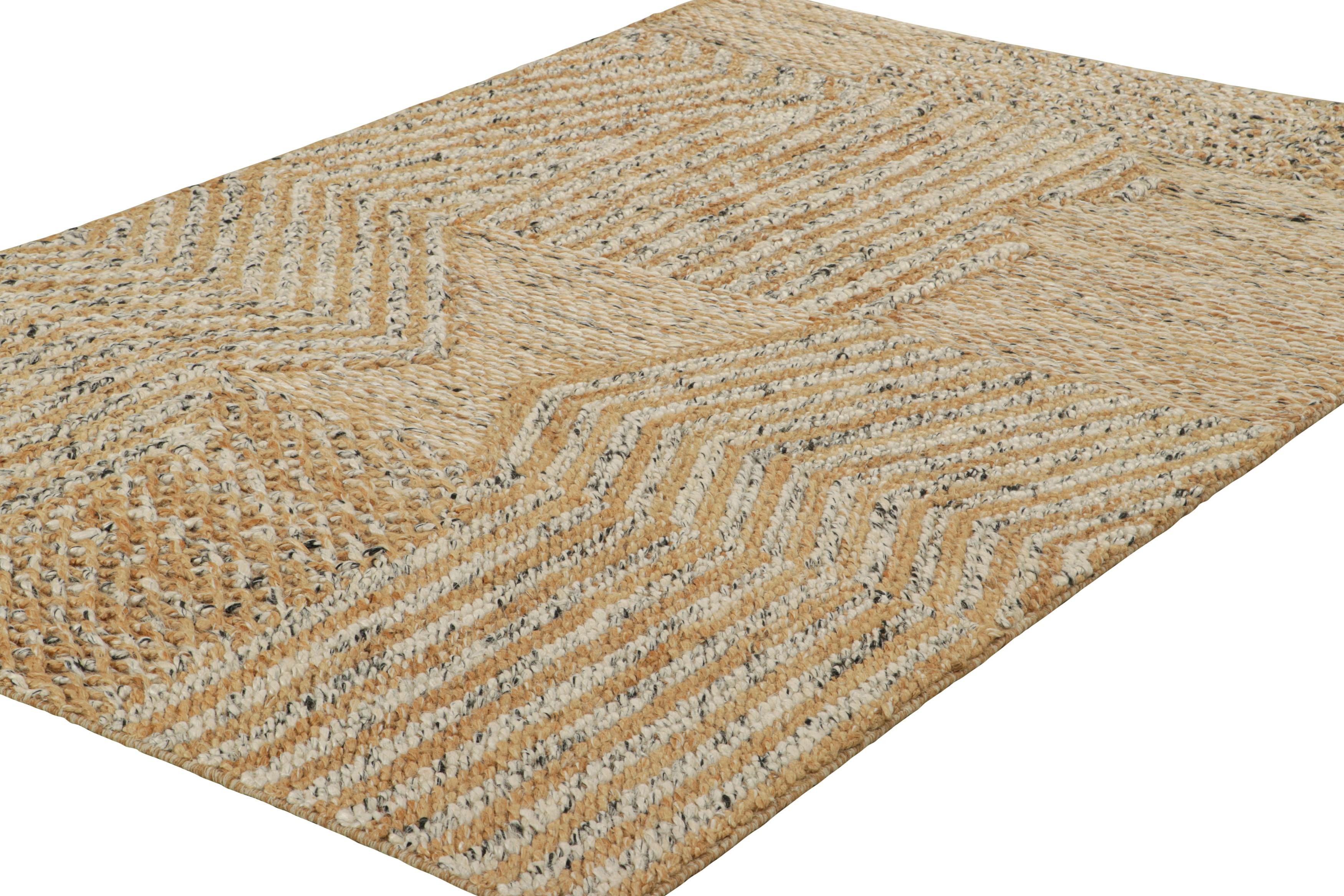 Abstraktes Flachgewebe von Rug & Kilim in Beige-Braun und weißen geometrischen Mustern (Indisch) im Angebot