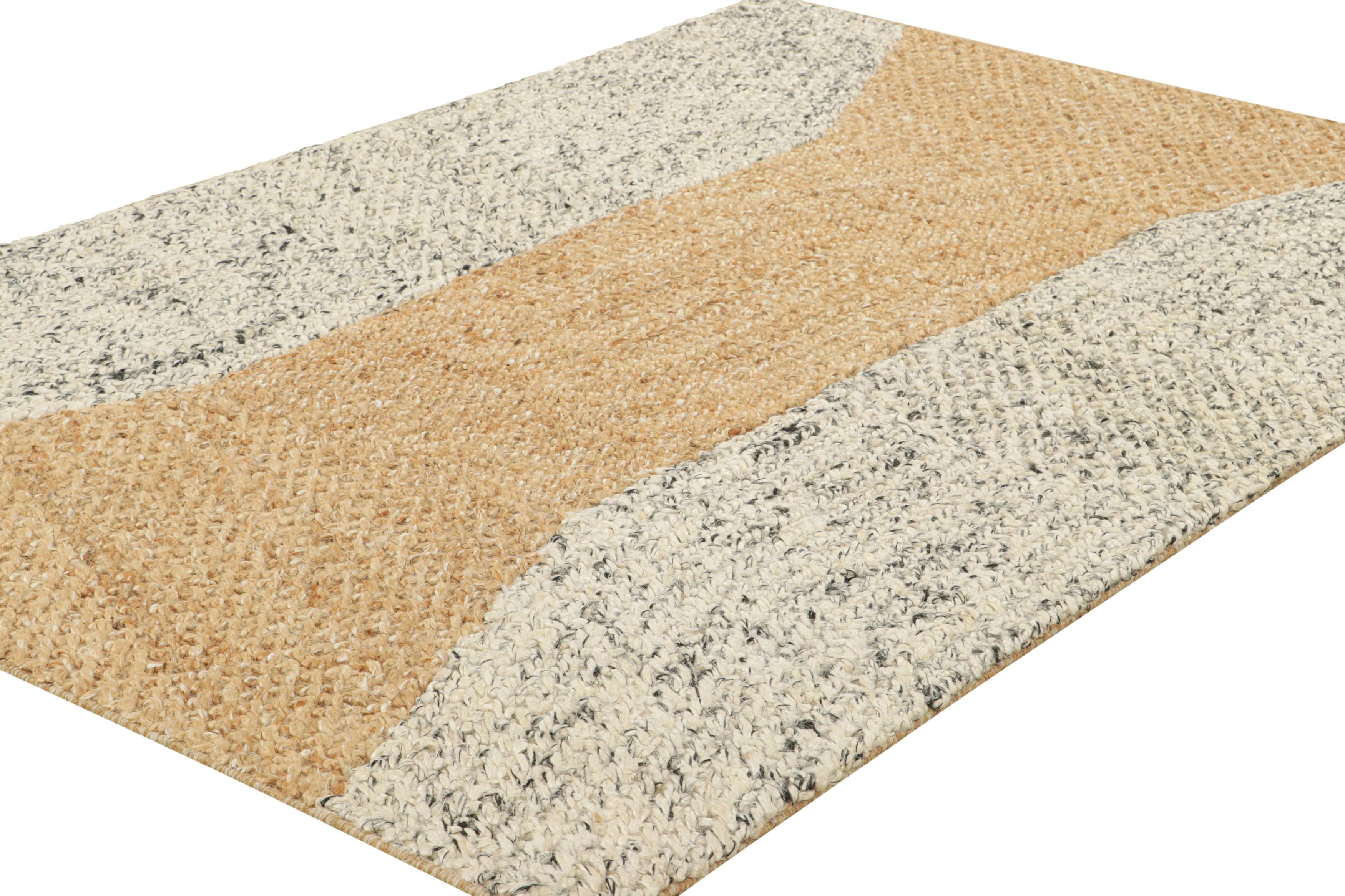 Abstraktes Flachgewebe von Rug & Kilim in Beige-Braun und weißen geometrischen Mustern (Indisch) im Angebot