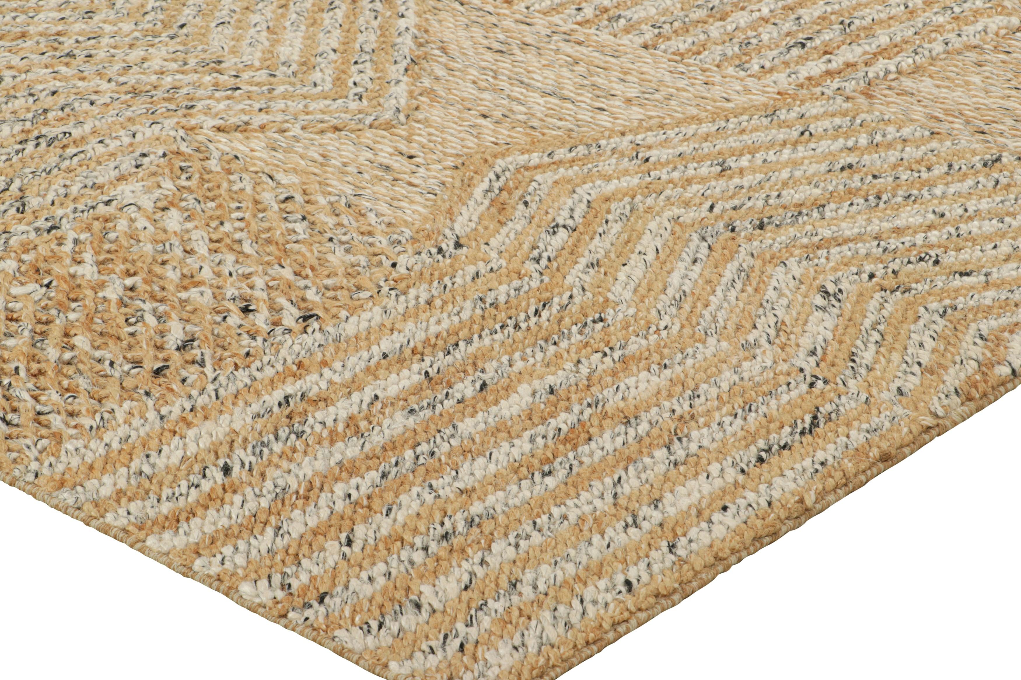 Abstraktes Flachgewebe von Rug & Kilim in Beige-Braun und weißen geometrischen Mustern im Zustand „Neu“ im Angebot in Long Island City, NY