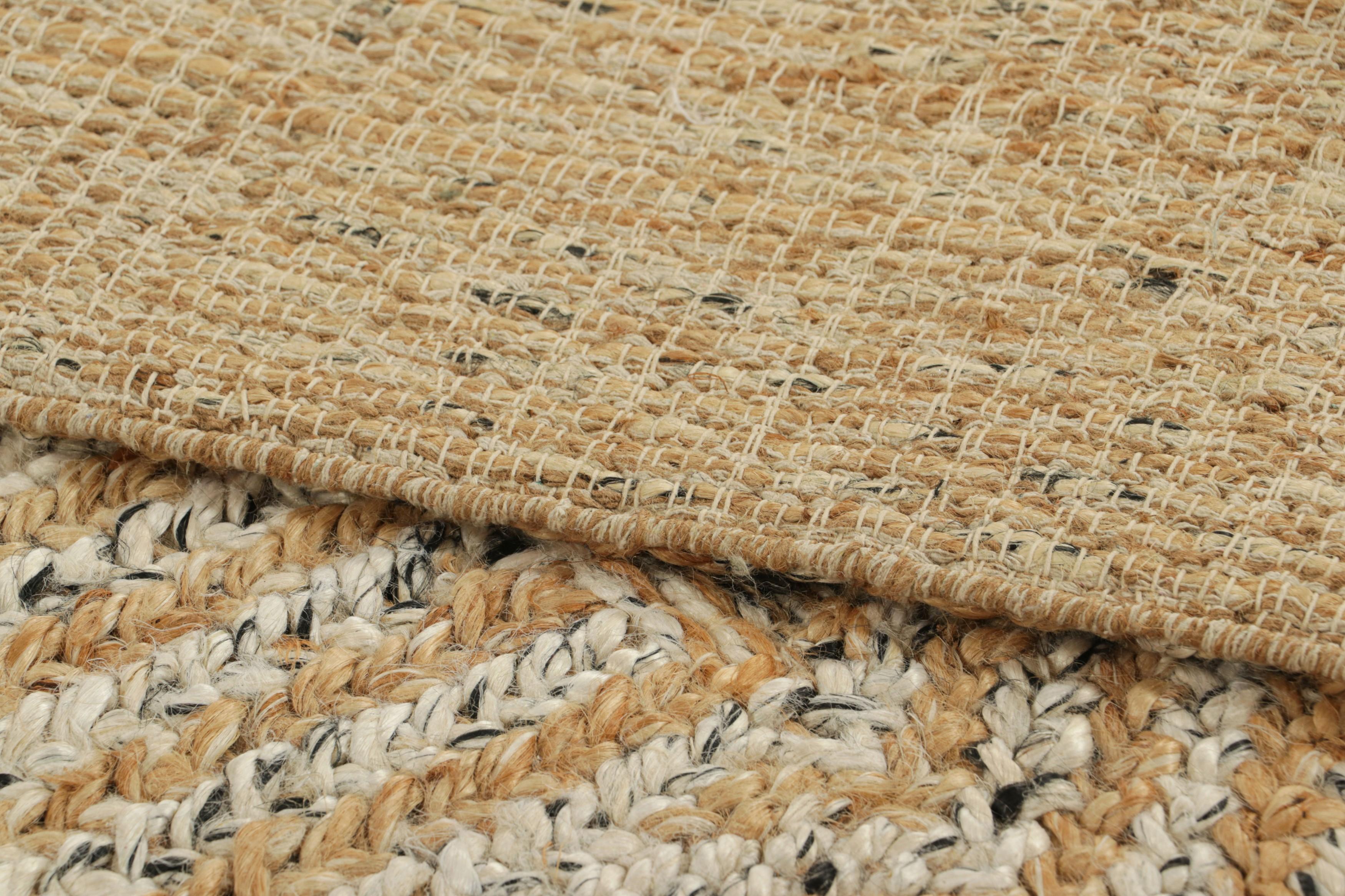 Abstraktes Flachgewebe von Rug & Kilim in Beige-Braun und weißen geometrischen Mustern (21. Jahrhundert und zeitgenössisch) im Angebot