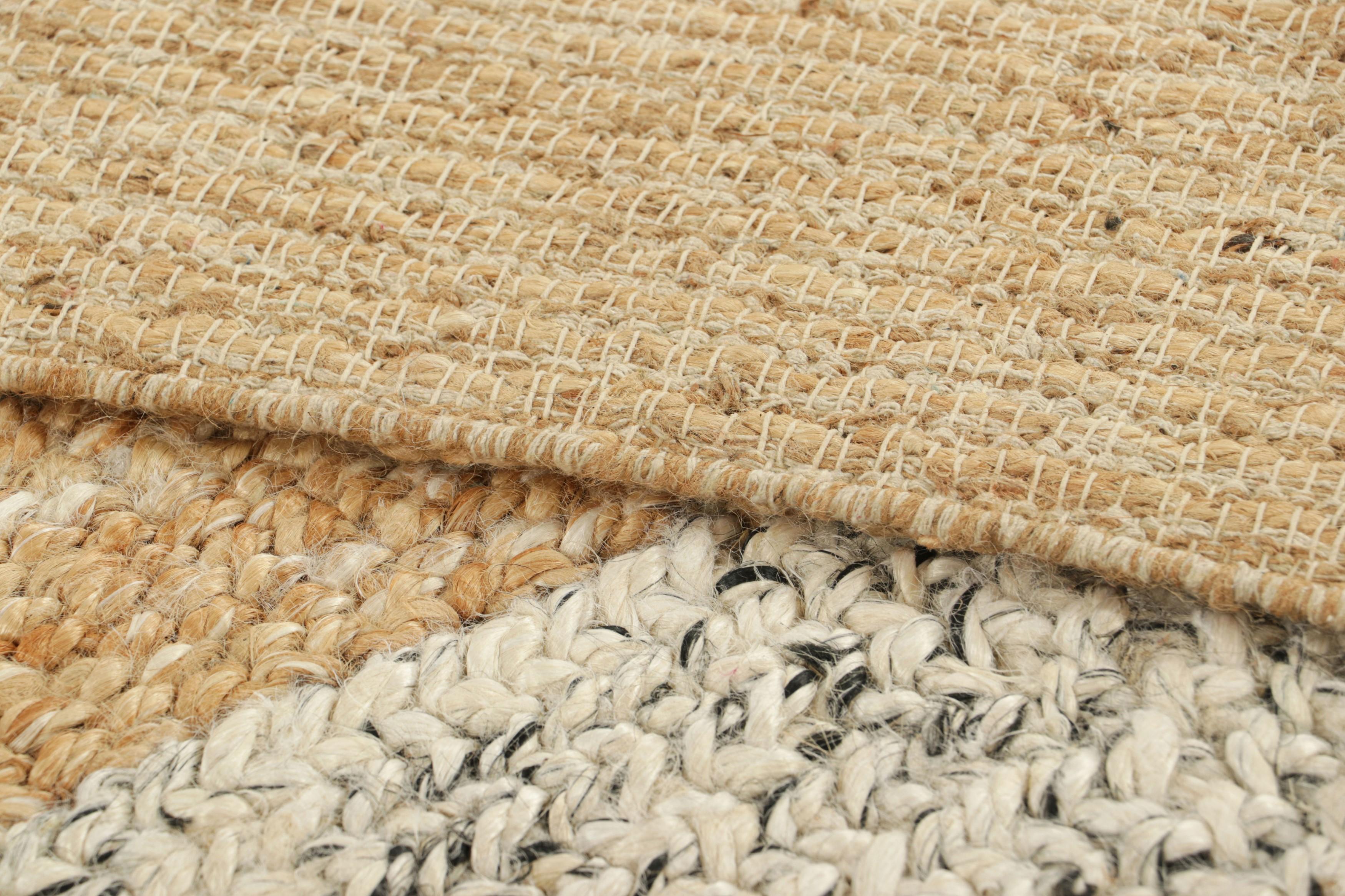 Abstraktes Flachgewebe von Rug & Kilim in Beige-Braun und weißen geometrischen Mustern (21. Jahrhundert und zeitgenössisch) im Angebot