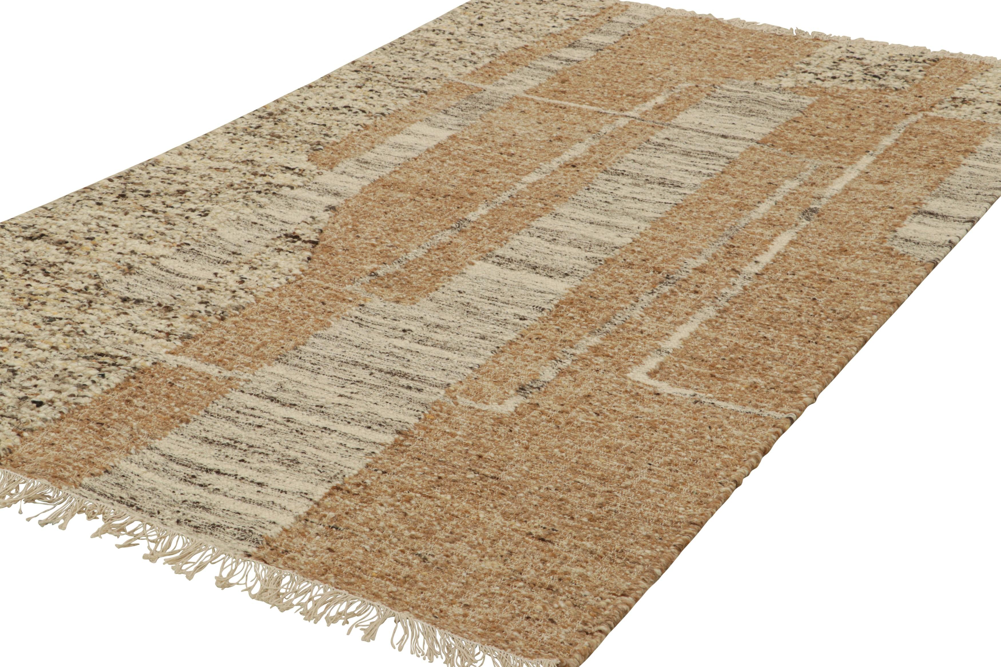 Abstraktes Flachgewebe von Rug & Kilim in Beige-Braun mit geometrischen Mustern (Indisch) im Angebot