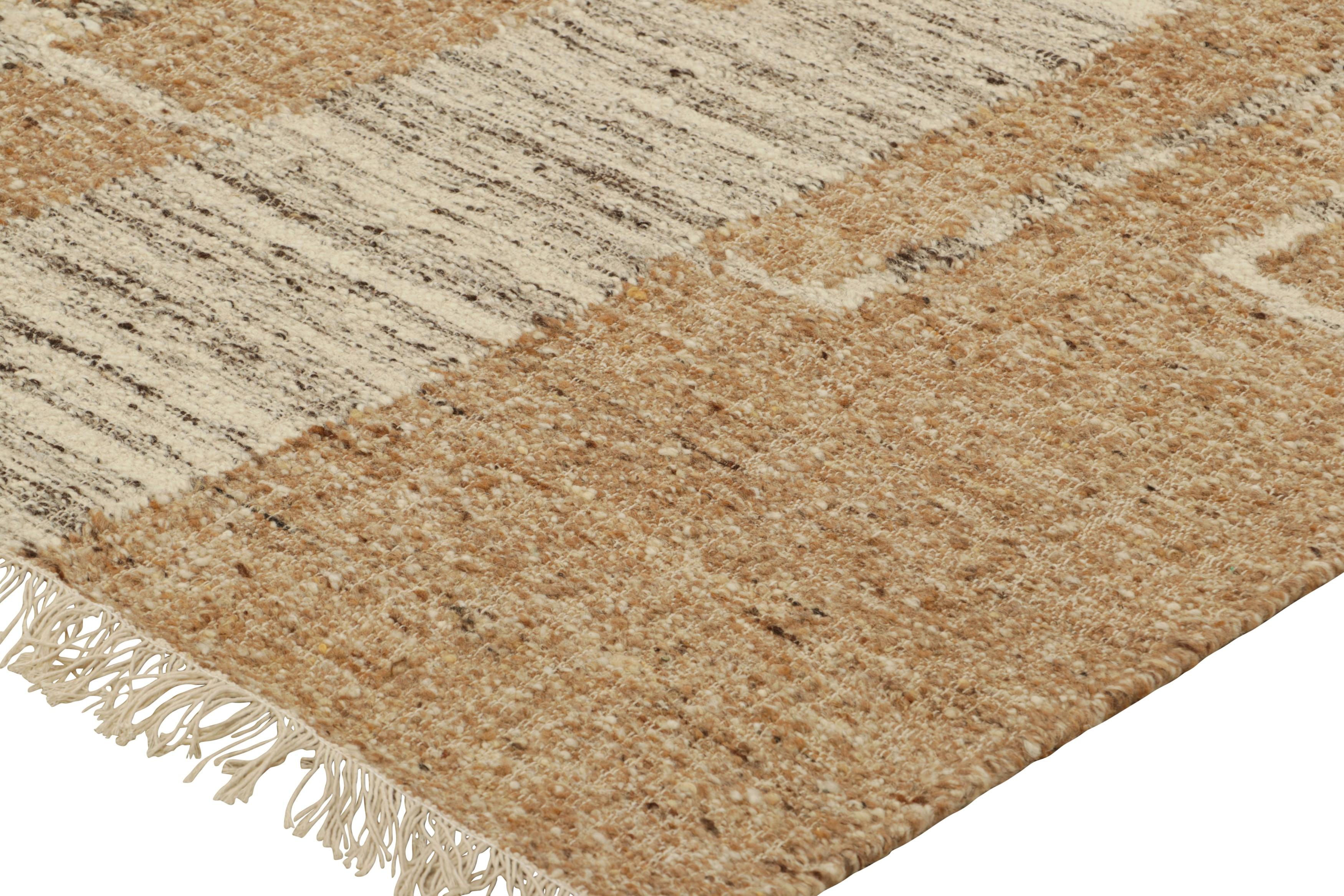 Abstraktes Flachgewebe von Rug & Kilim in Beige-Braun mit geometrischen Mustern im Zustand „Neu“ im Angebot in Long Island City, NY