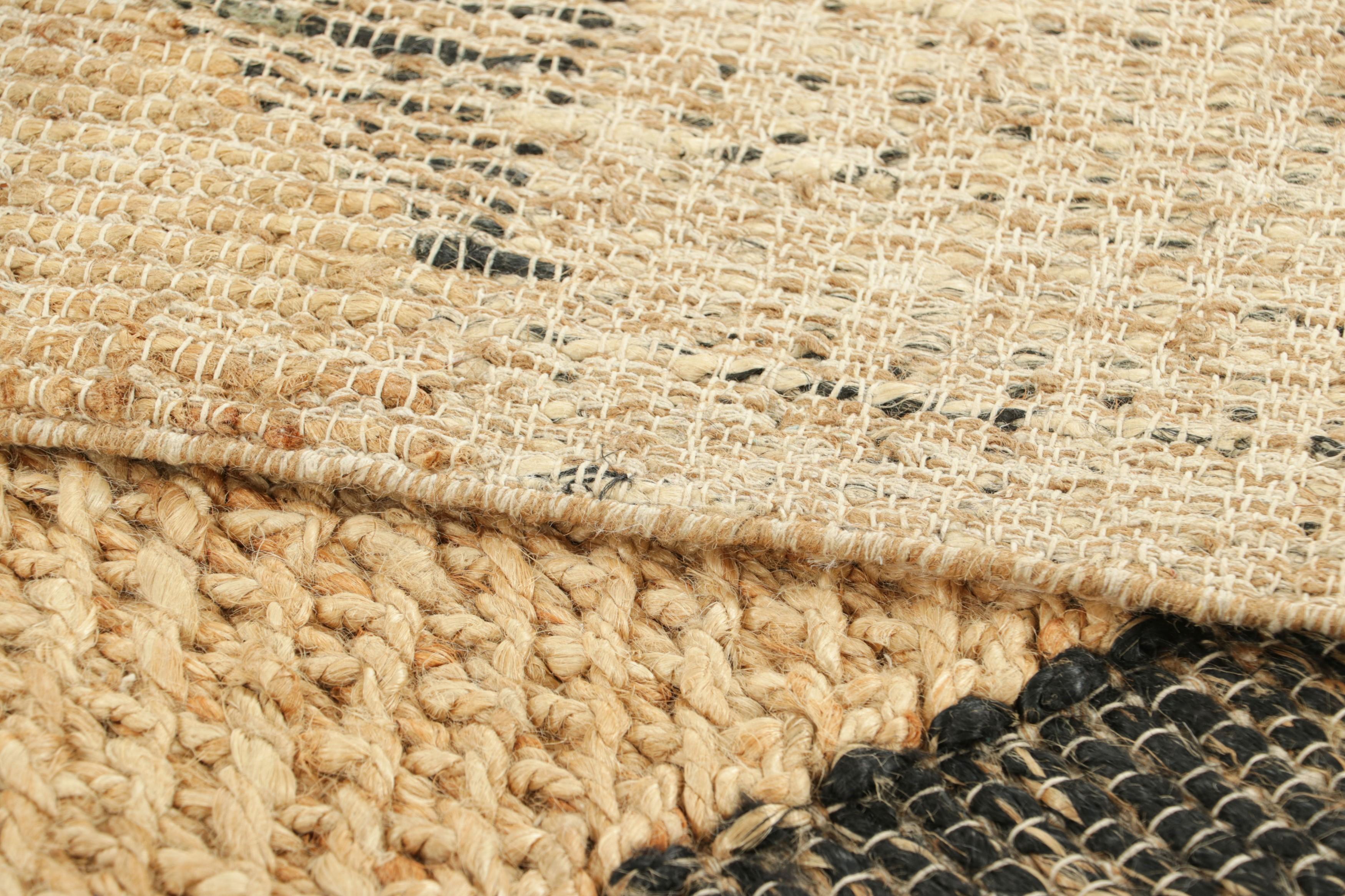 XXIe siècle et contemporain Tapis & Kilim's Abstract Flatweave in Beige Open Field with Geometric Border (Tissage plat abstrait en beige avec bordure géométrique) en vente
