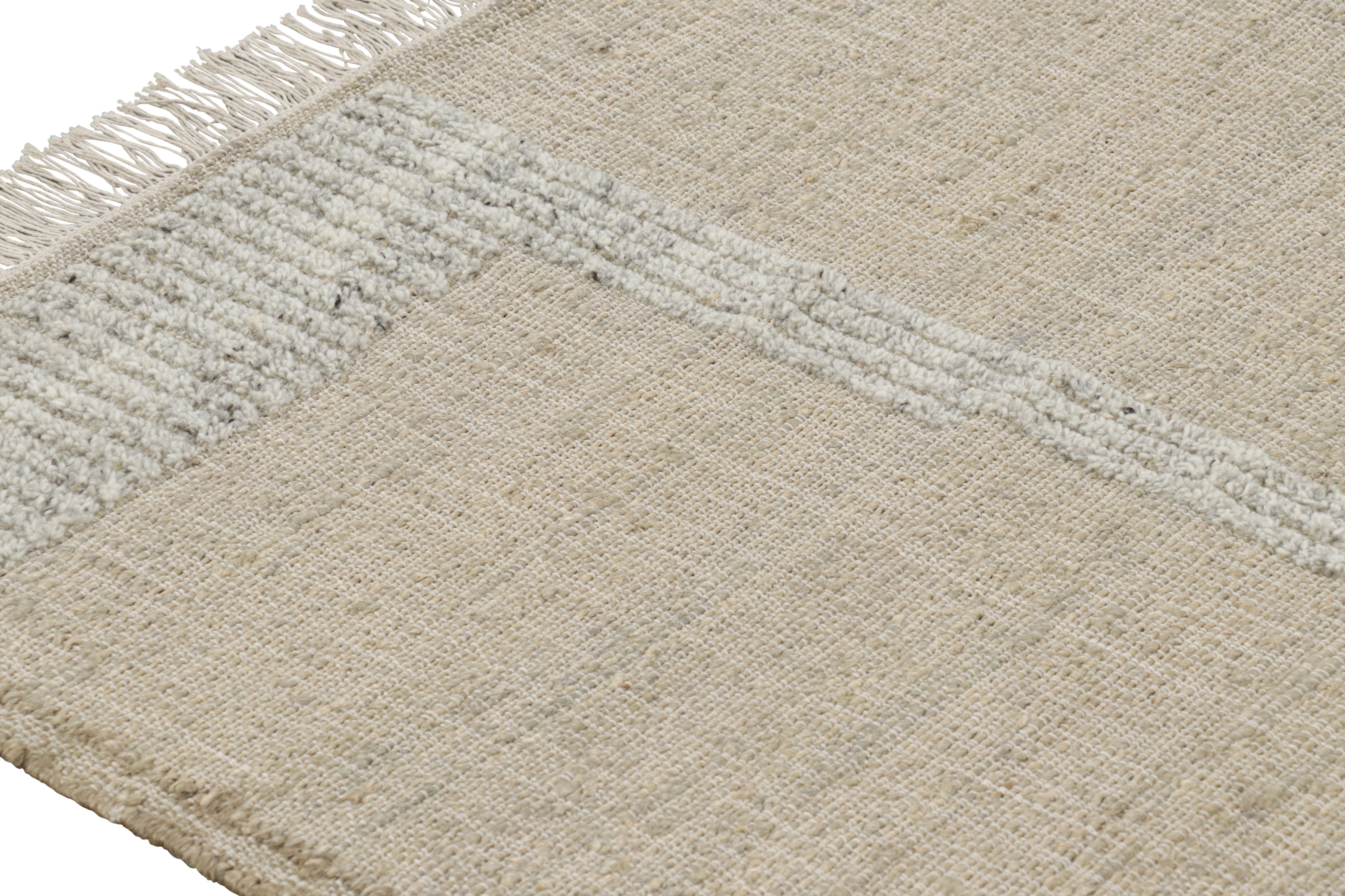 Moderne Tapis & Kilim's Abstract Flatweave in Beige with Geometric Patterns (tissage plat abstrait en beige avec des motifs géométriques) en vente