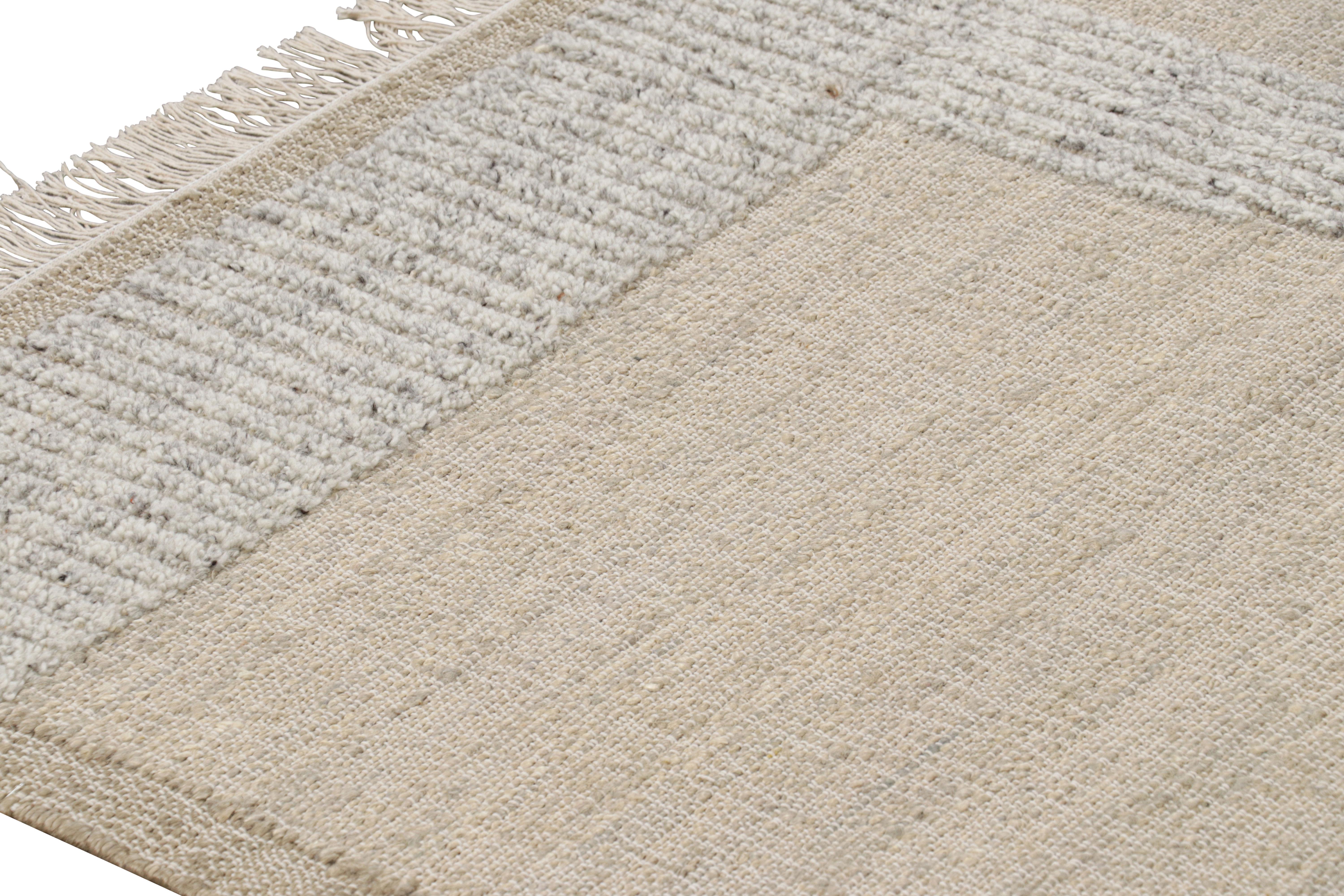 Indien Tapis & Kilim's Abstract Flatweave in Beige with Geometric Patterns (tissage plat abstrait en beige avec des motifs géométriques) en vente