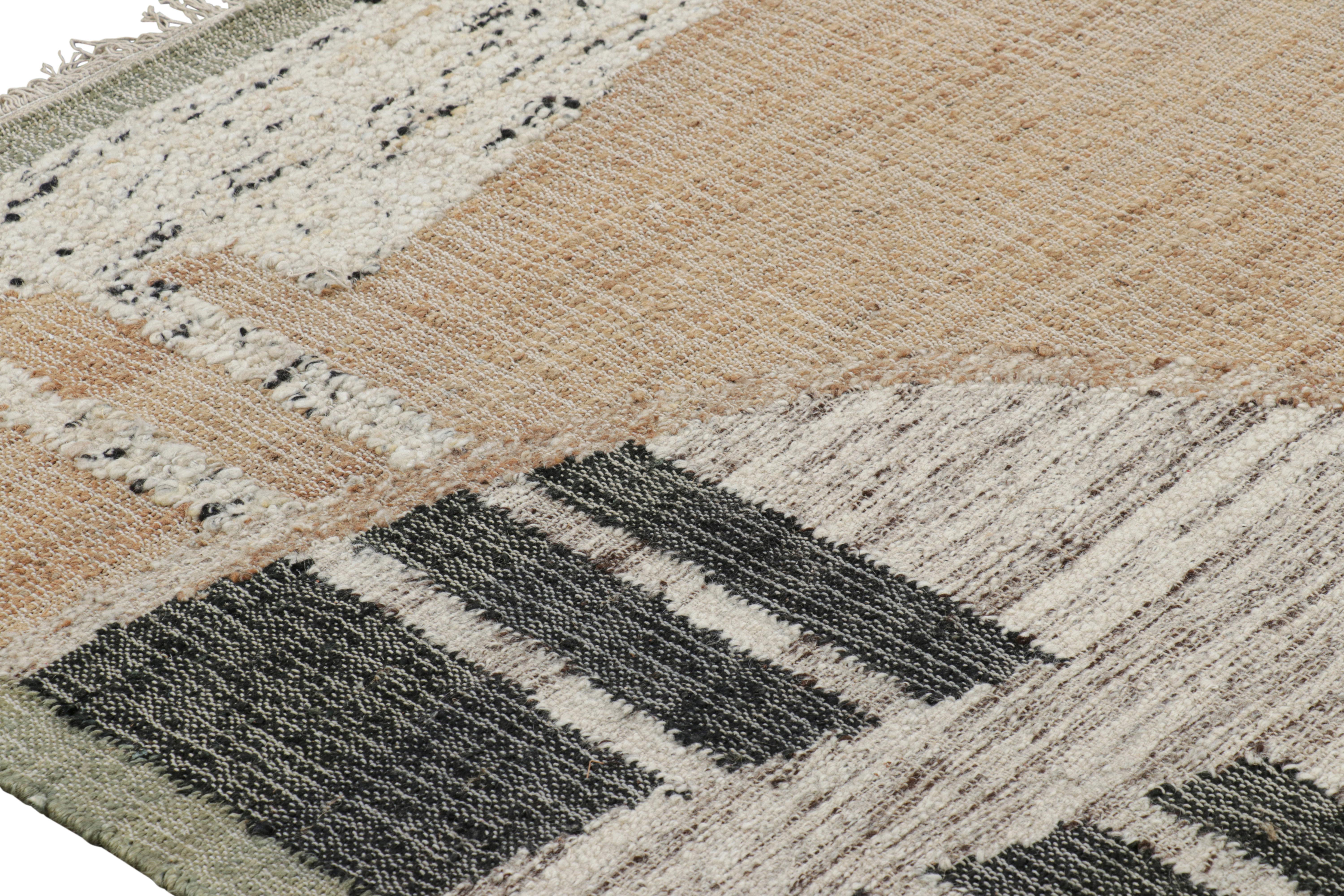 Abstraktes Flachgewebe von Rug & Kilim mit geometrischen Mustern in Beige, Creme und Schwarz (Indisch) im Angebot