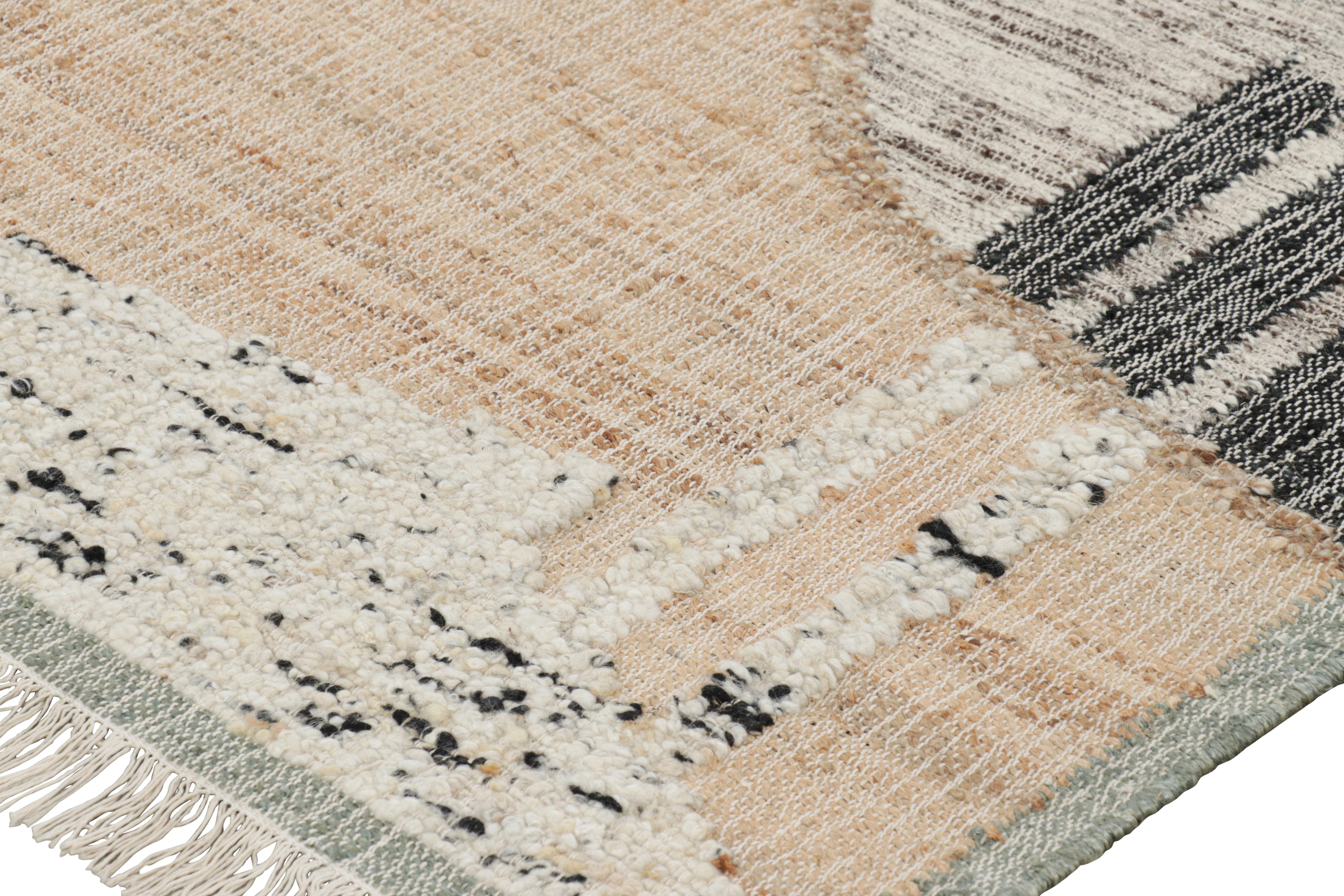 Tejido plano abstracto de Rug & Kilim con motivos geométricos en beige, crema y negro Anudado a mano en venta