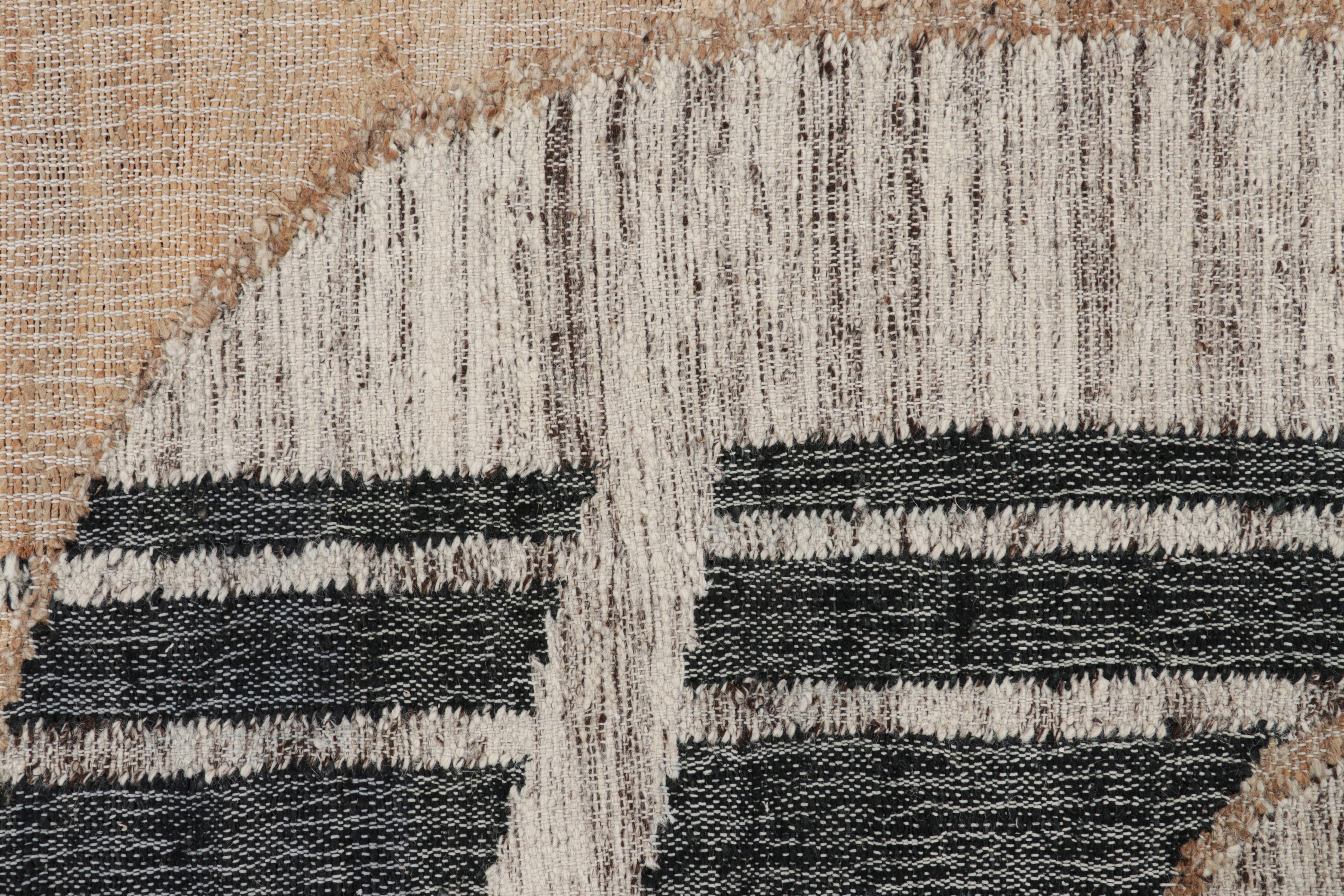Abstraktes Flachgewebe von Rug & Kilim mit geometrischen Mustern in Beige, Creme und Schwarz (Handgeknüpft) im Angebot