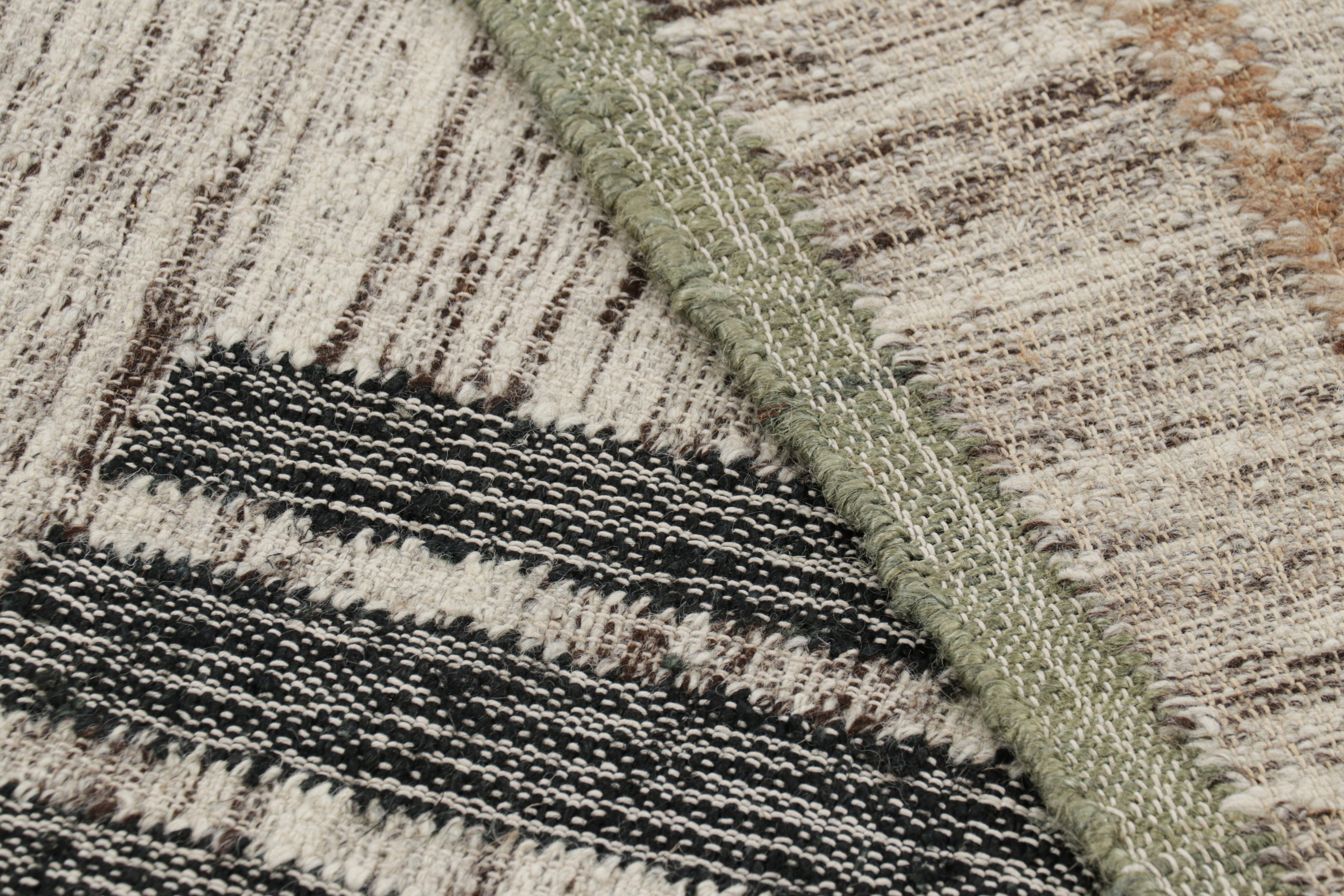 Tejido plano abstracto de Rug & Kilim con motivos geométricos en beige, crema y negro Siglo XXI y contemporáneo en venta