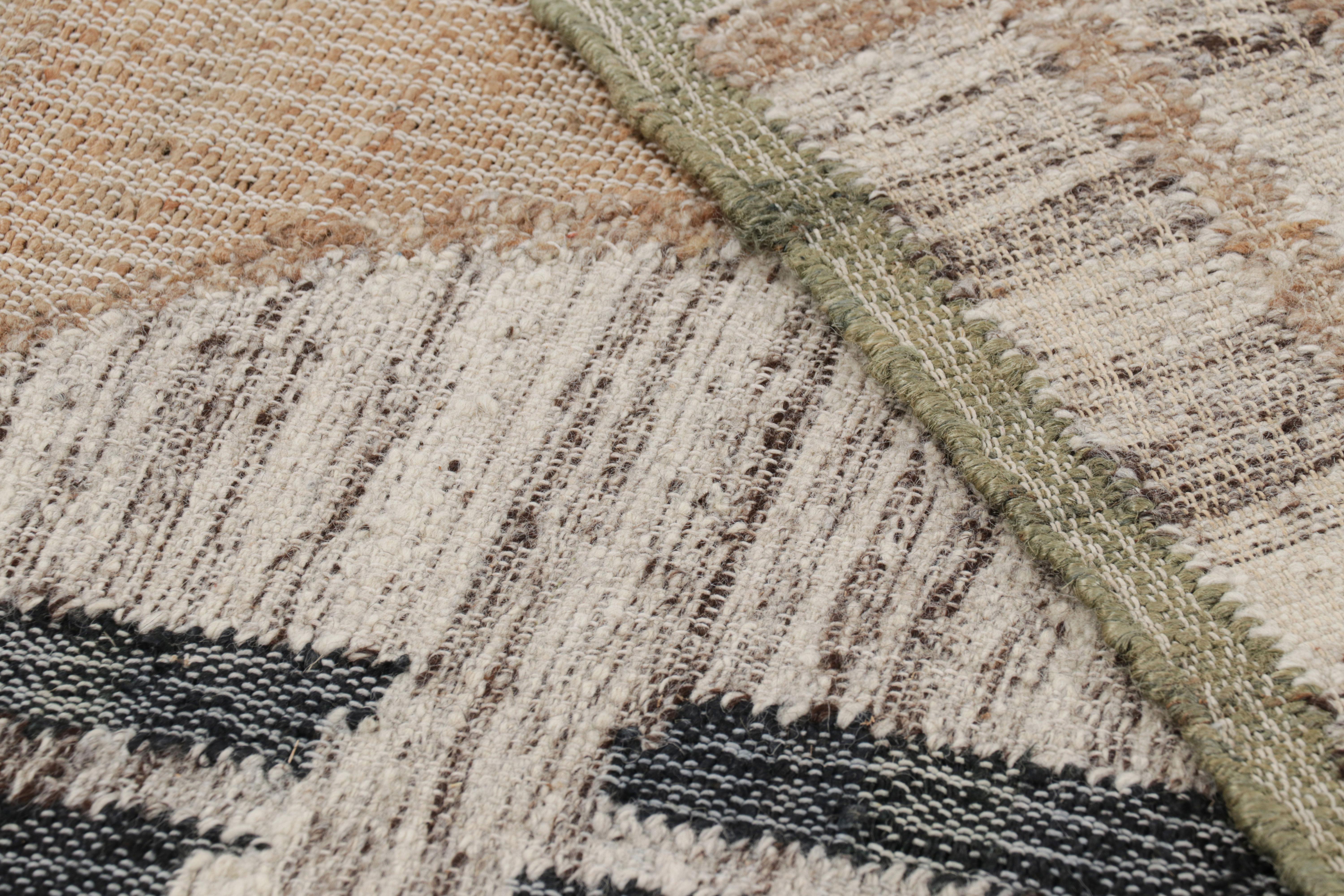 Tejido plano abstracto de Rug & Kilim con motivos geométricos en beige, crema y negro Siglo XXI y contemporáneo en venta
