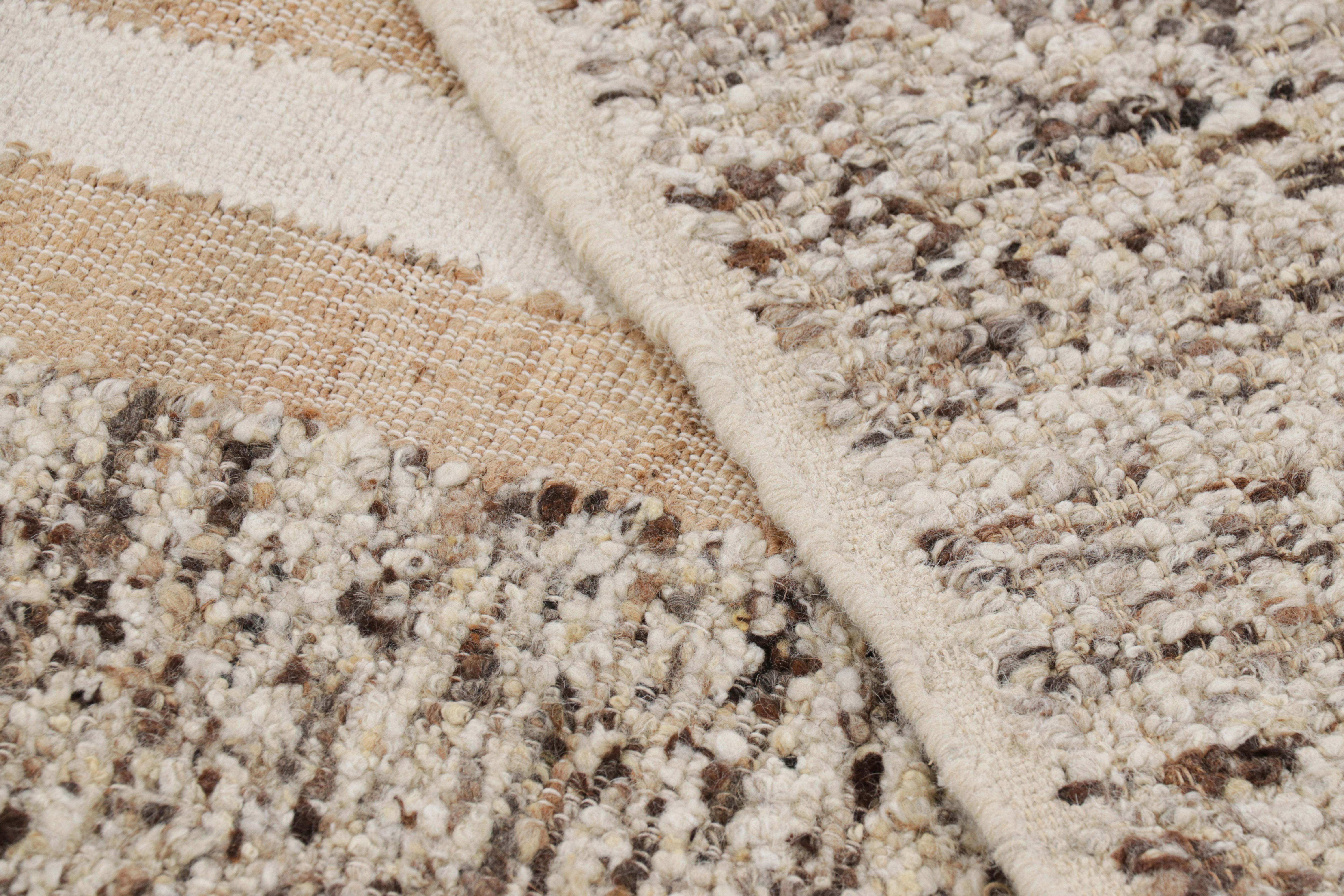 Fabriqué à partir de laine et de jute tissés à la main, ce tissage plat de 5x7 représente une nouvelle ligne passionnante et personnalisable de la Collection Rug & Kilim. 

Sur le Design : 

Ce tapis contemporain présente un design sophistiqué de