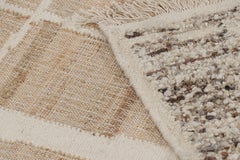 Tejido plano abstracto de Rug & Kilim con motivos geométricos en crema y beige