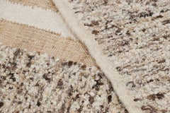 Abstraktes Flachgewebe von Rug & Kilim mit geometrischen Mustern in Creme und Beige