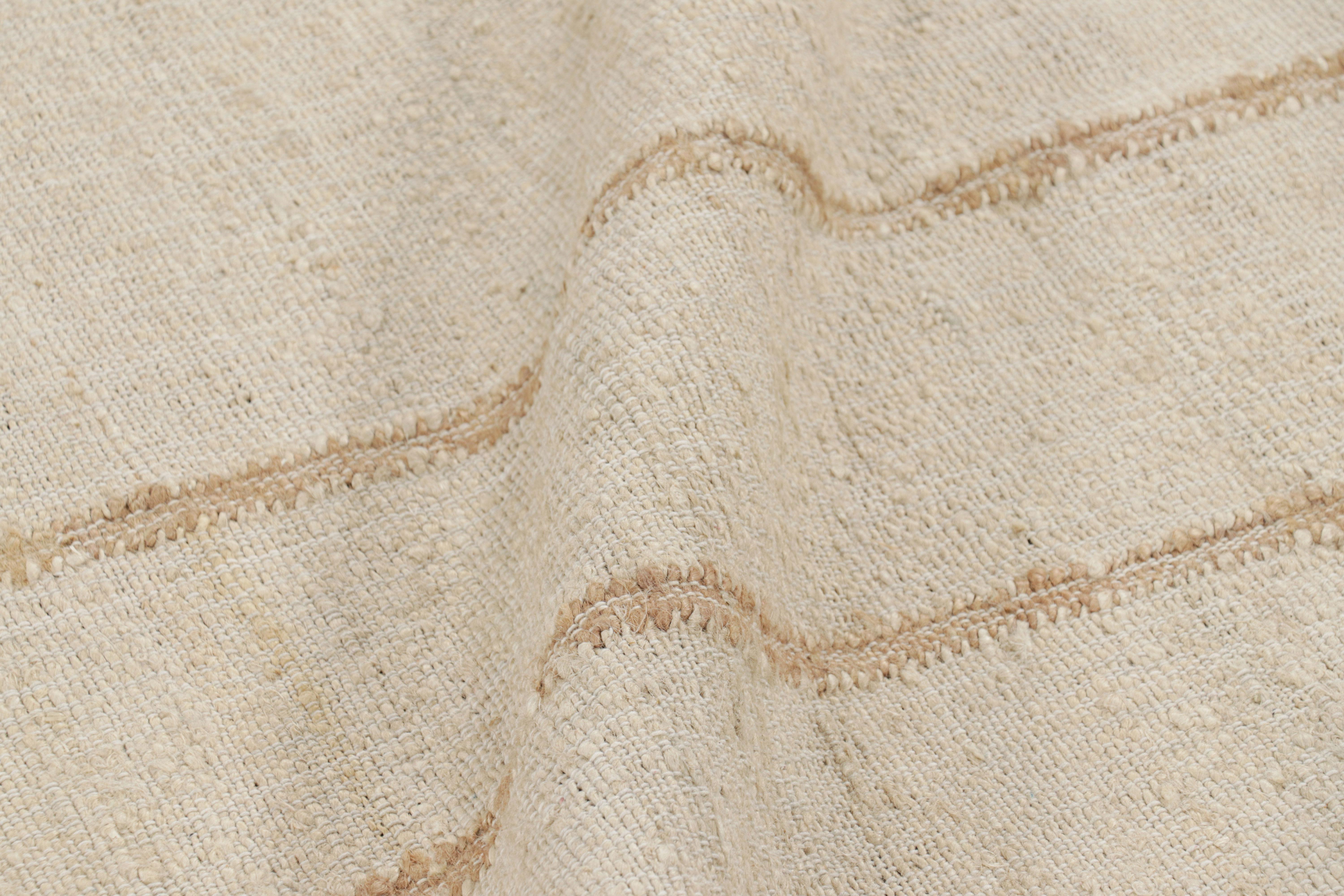 Moderne Tapis & Kilim's Abstract Flatweave with Cream and Beige Geometric Patterns (tissage plat abstrait avec des motifs géométriques crème et beige) en vente