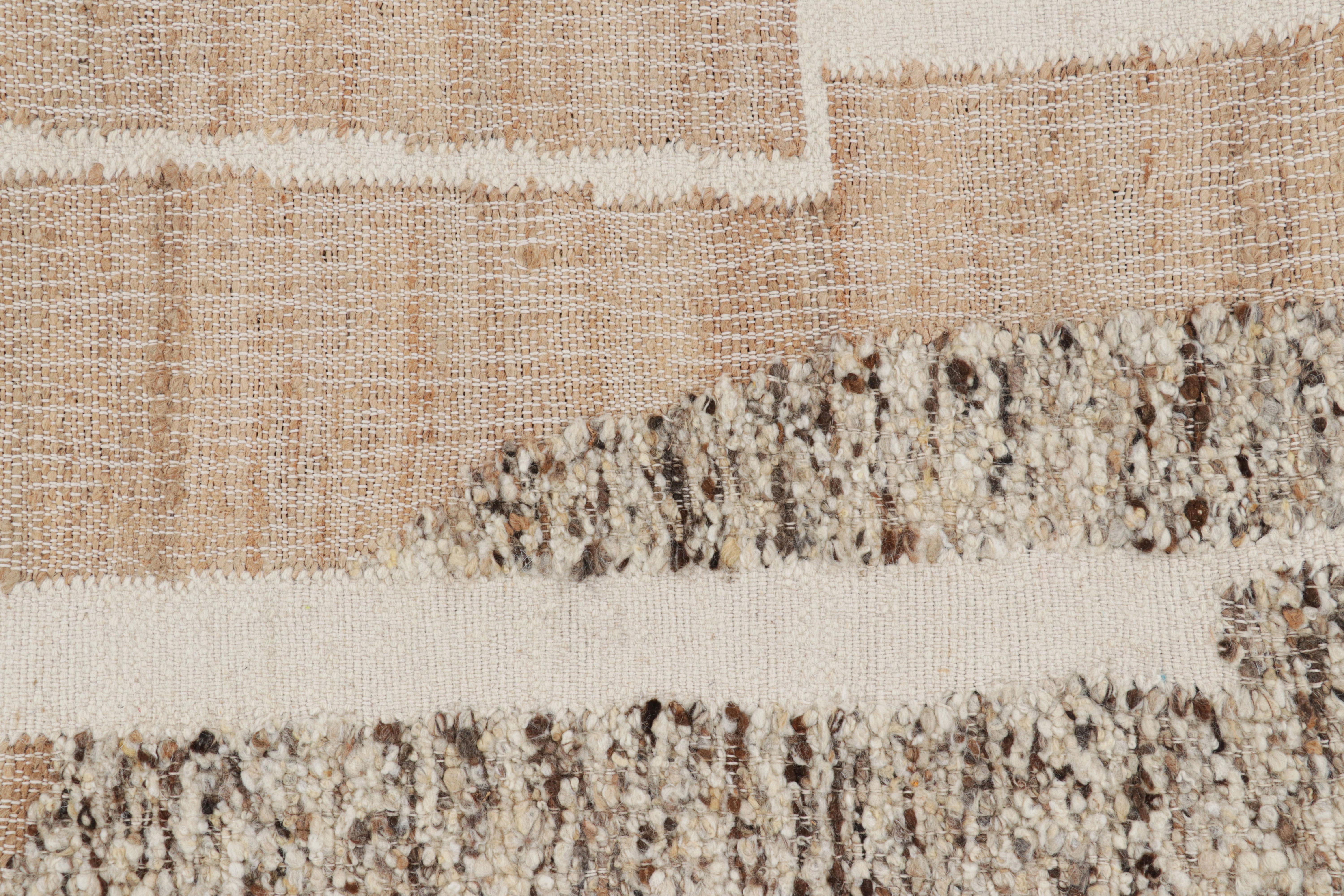 Moderne Tapis & Kilim's Abstract Flatweave with Cream and Beige Geometric Patterns (tissage plat abstrait avec des motifs géométriques crème et beige) en vente