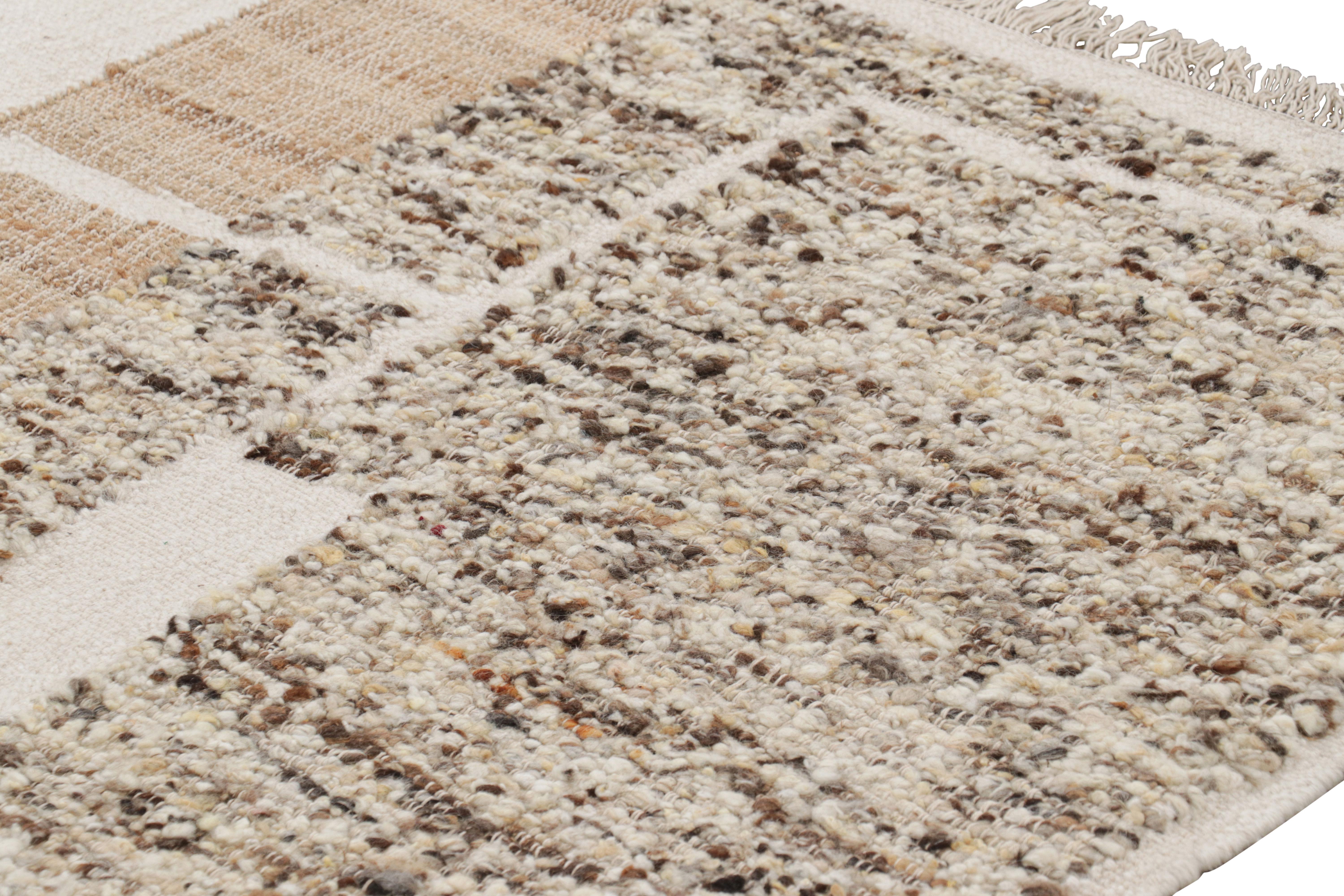 Abstraktes Flachgewebe von Rug & Kilim mit geometrischen Mustern in Creme und Beige (Moderne) im Angebot