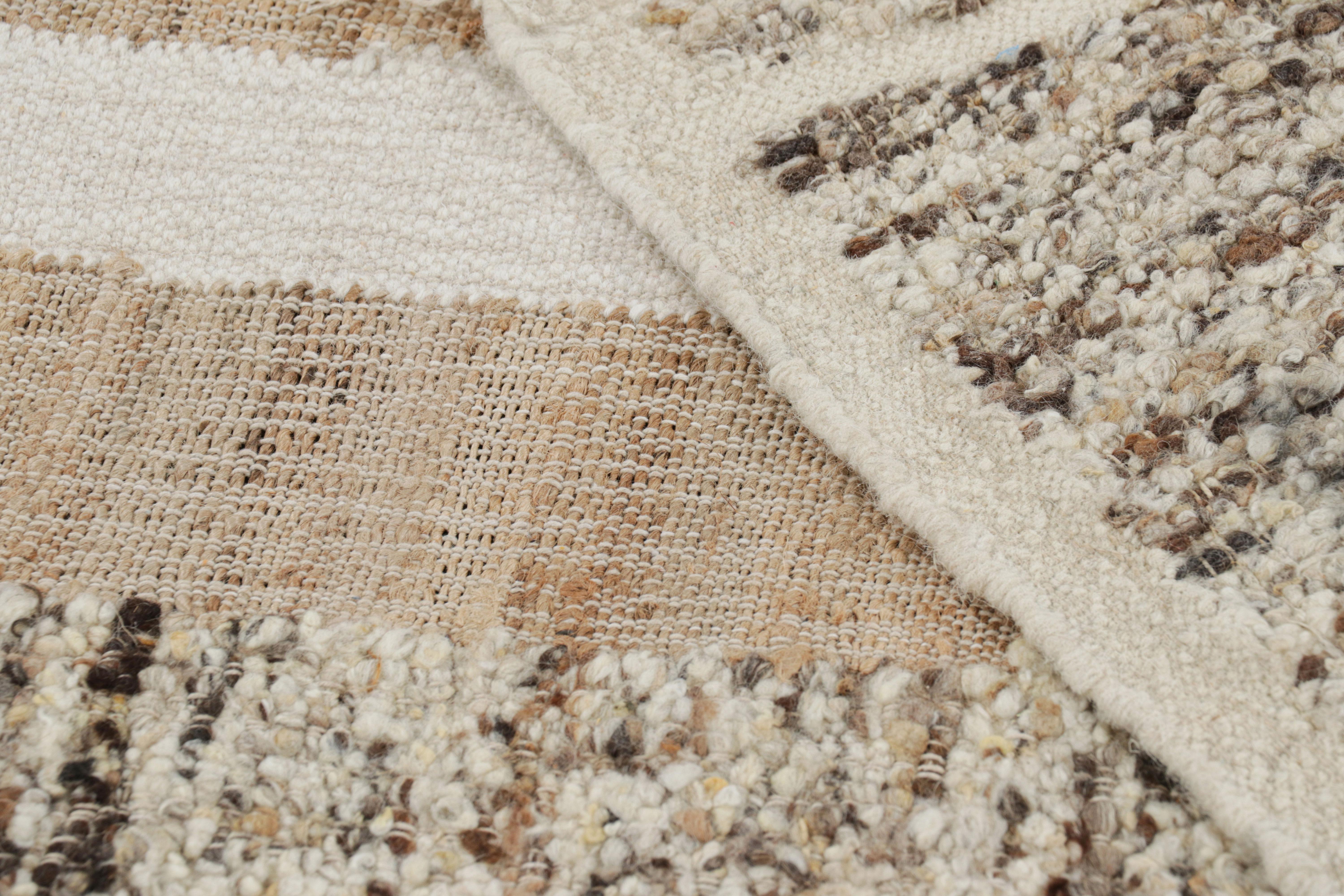 Moderne Tapis & Kilim's Abstract Flatweave with Cream and Beige Geometric Patterns (tissage plat abstrait avec des motifs géométriques crème et beige) en vente