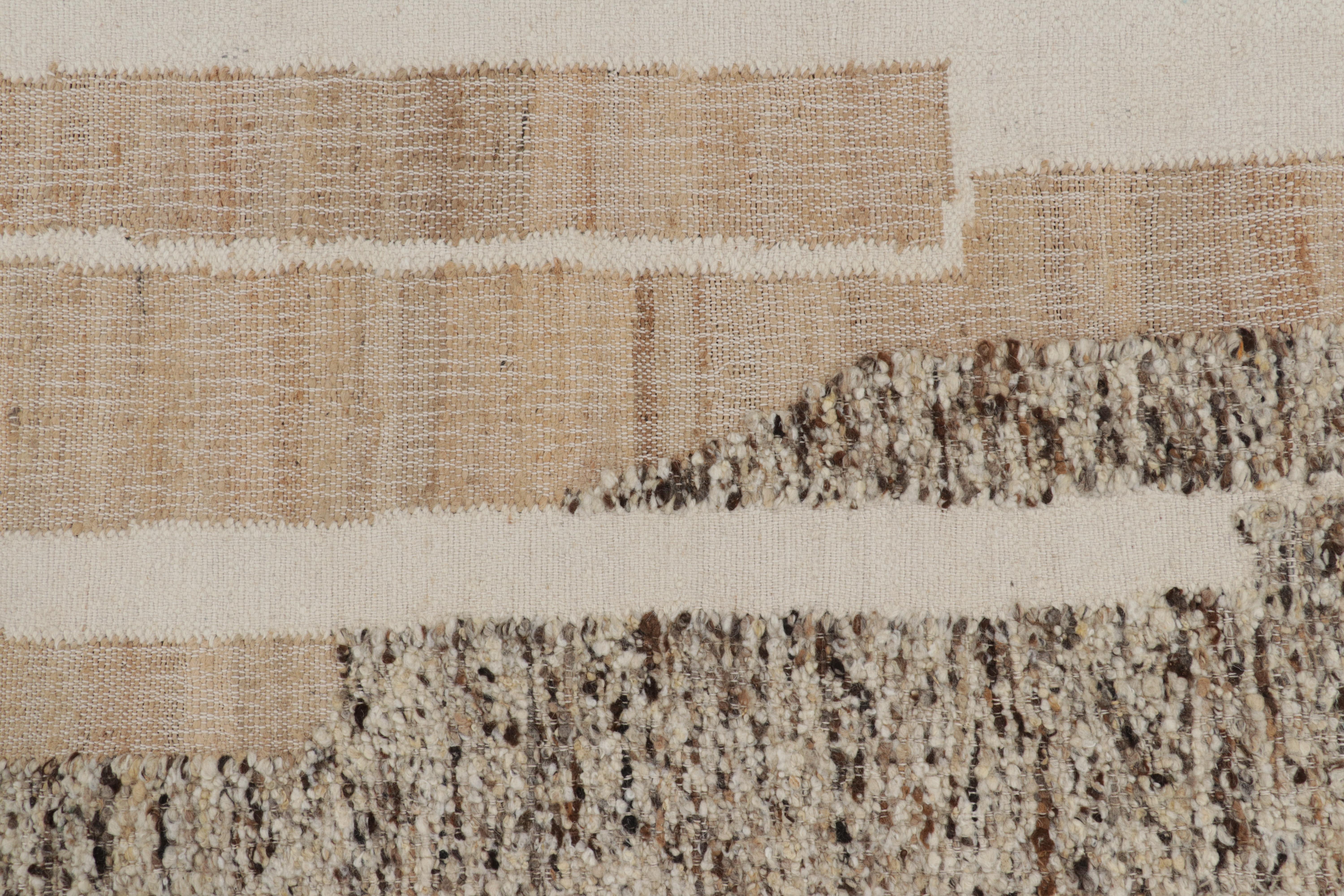 Moderne Tapis & Kilim's Abstract Flatweave with Cream and Beige Geometric Patterns (tissage plat abstrait avec des motifs géométriques crème et beige) en vente