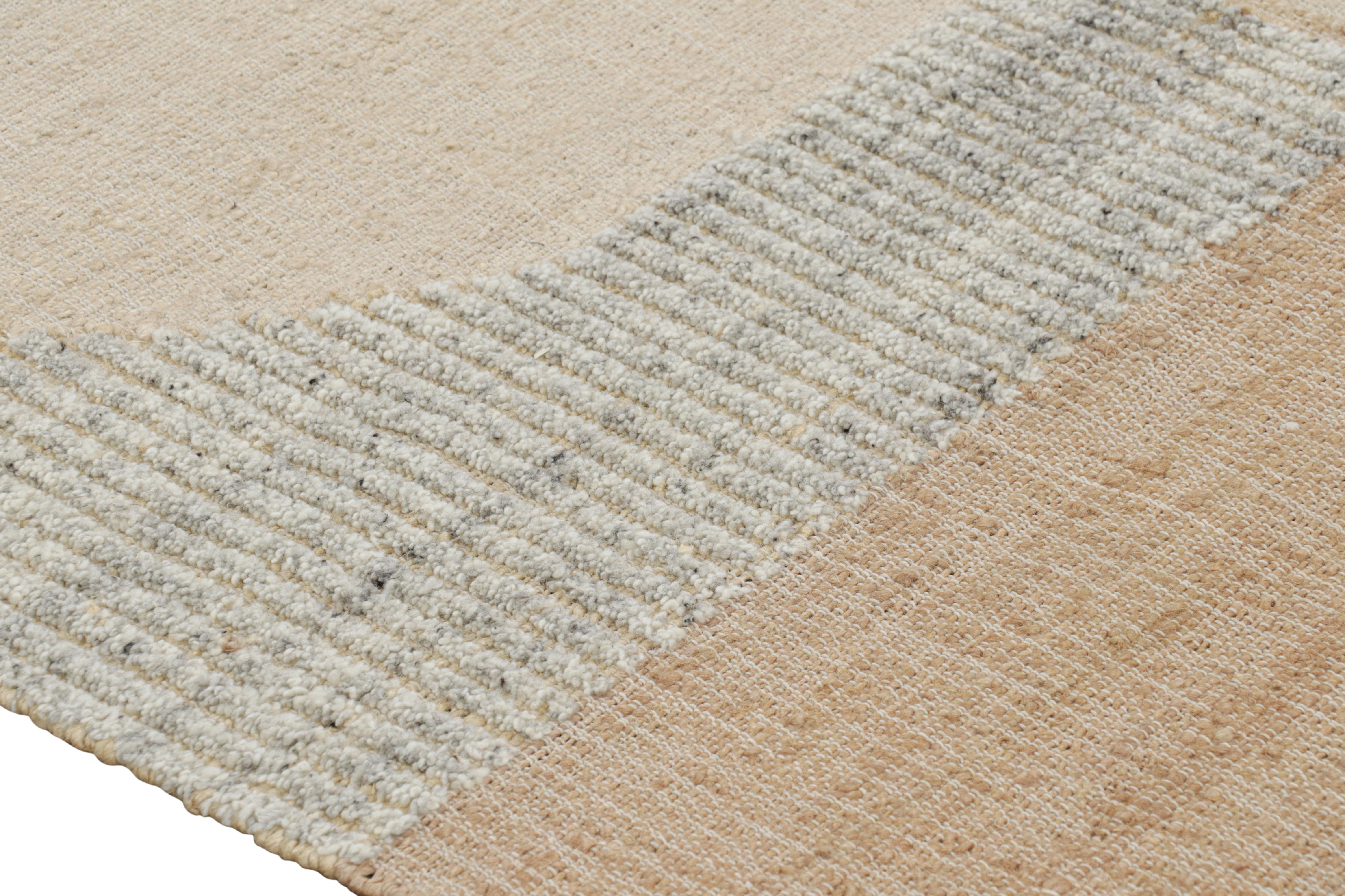 Tejido plano abstracto de Rug & Kilim con motivos geométricos en crema y beige Moderno en venta
