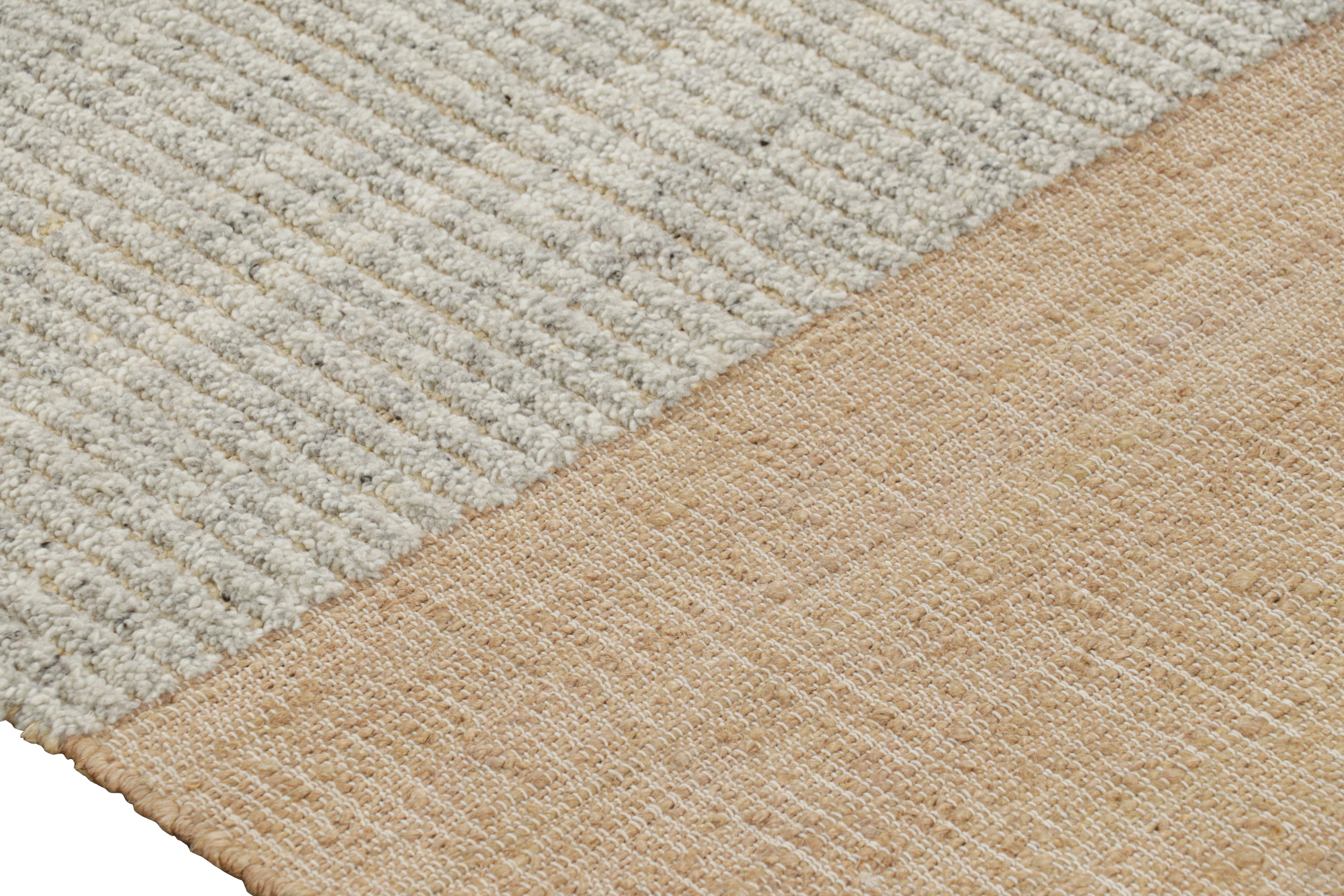 Moderne Tapis & Kilim's Abstract Flatweave with Cream and Beige Geometric Patterns (tissage plat abstrait avec des motifs géométriques crème et beige) en vente