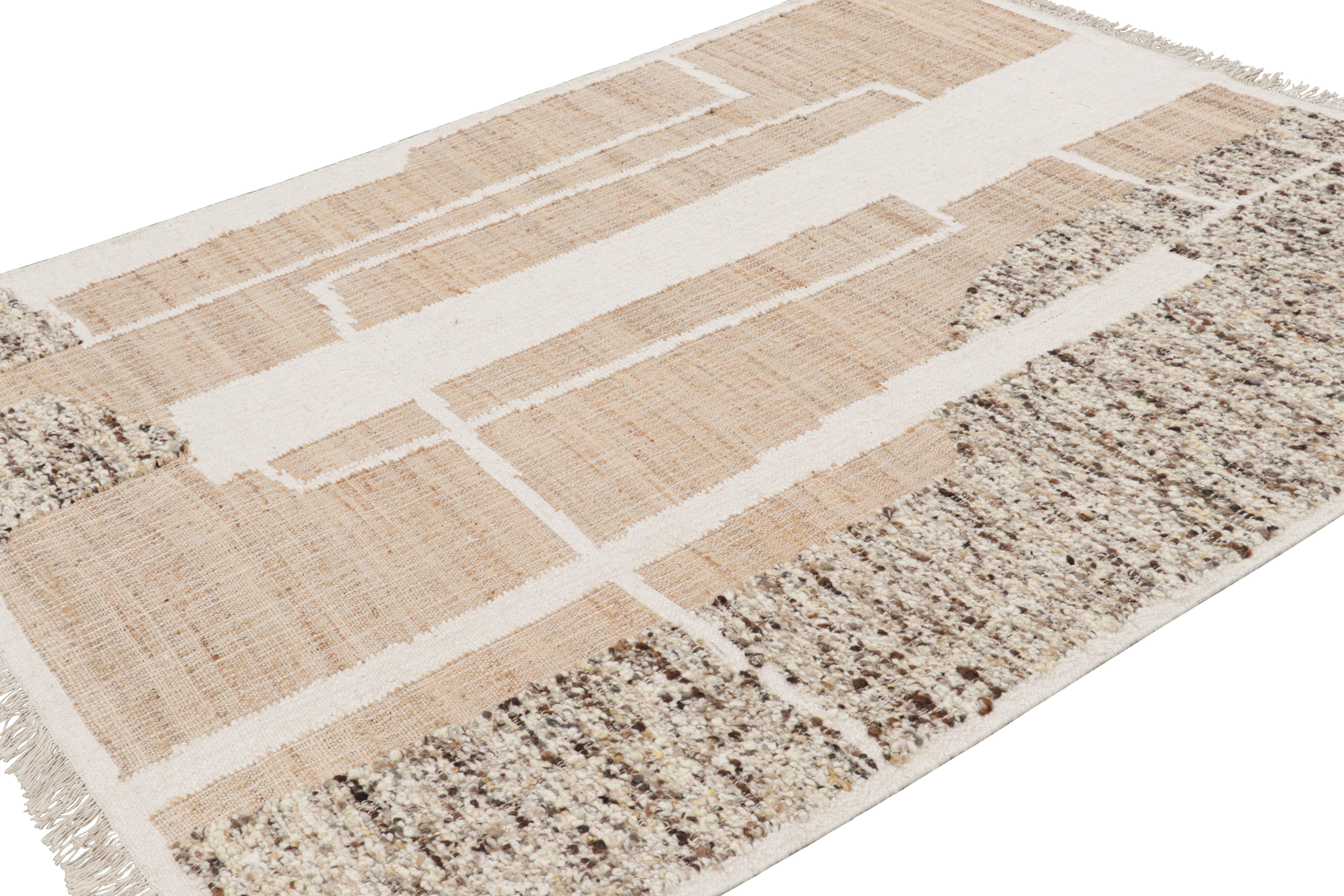 Abstraktes Flachgewebe von Rug & Kilim mit geometrischen Mustern in Creme und Beige (Indisch) im Angebot