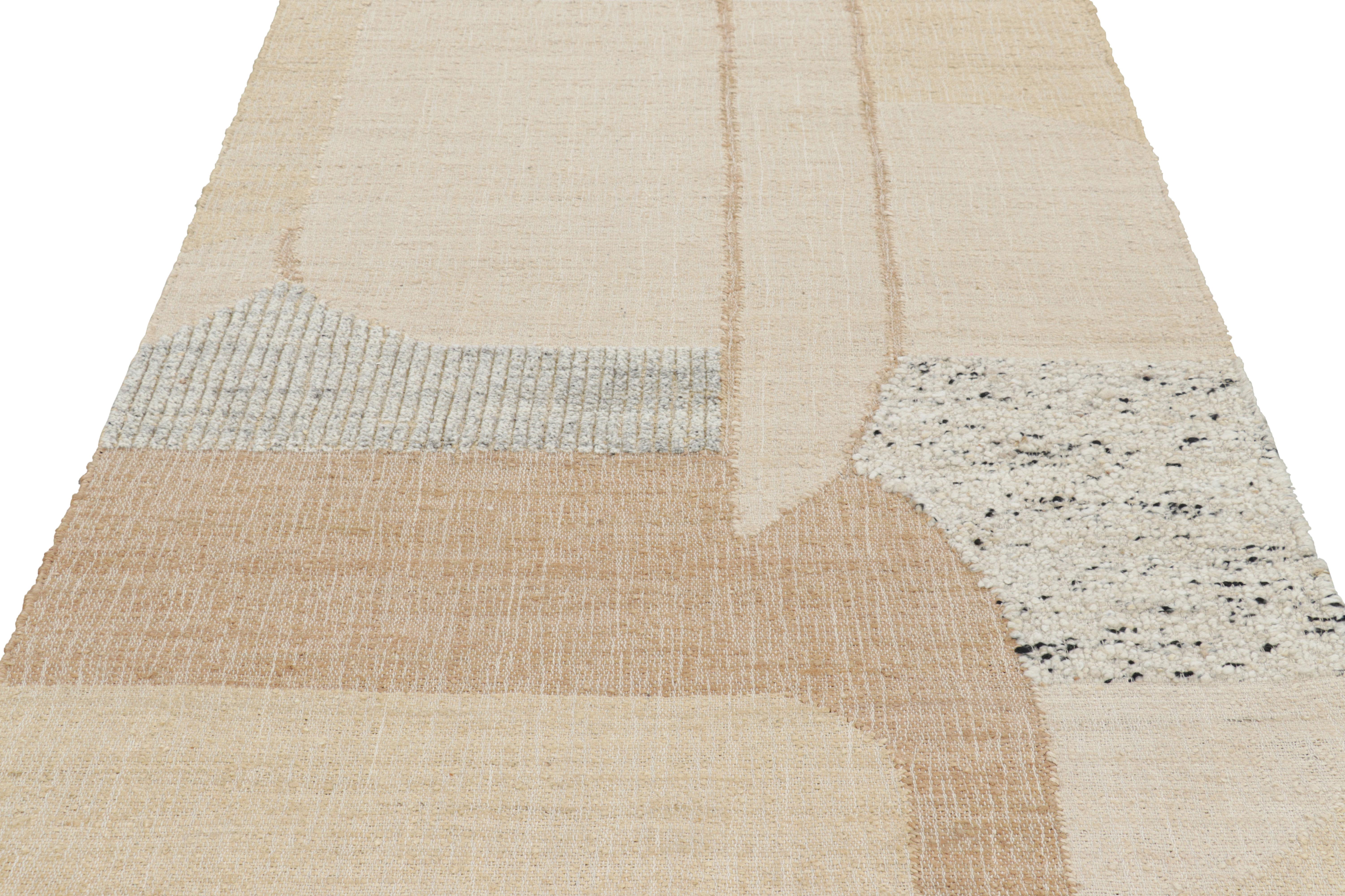 Tejido plano abstracto de Rug & Kilim con motivos geométricos en crema y beige Indio en venta