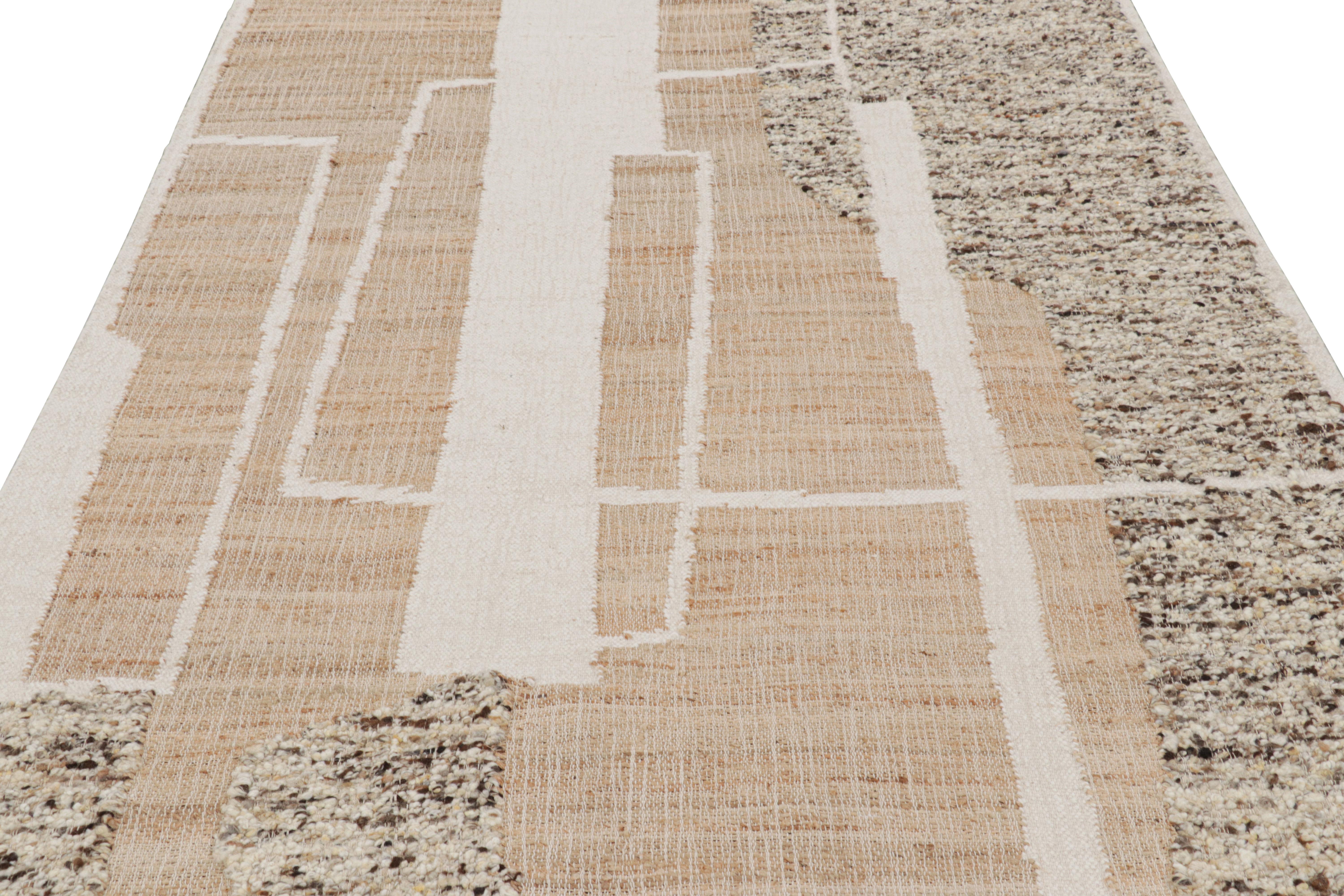 Abstraktes Flachgewebe von Rug & Kilim mit geometrischen Mustern in Creme und Beige (Handgeknüpft) im Angebot