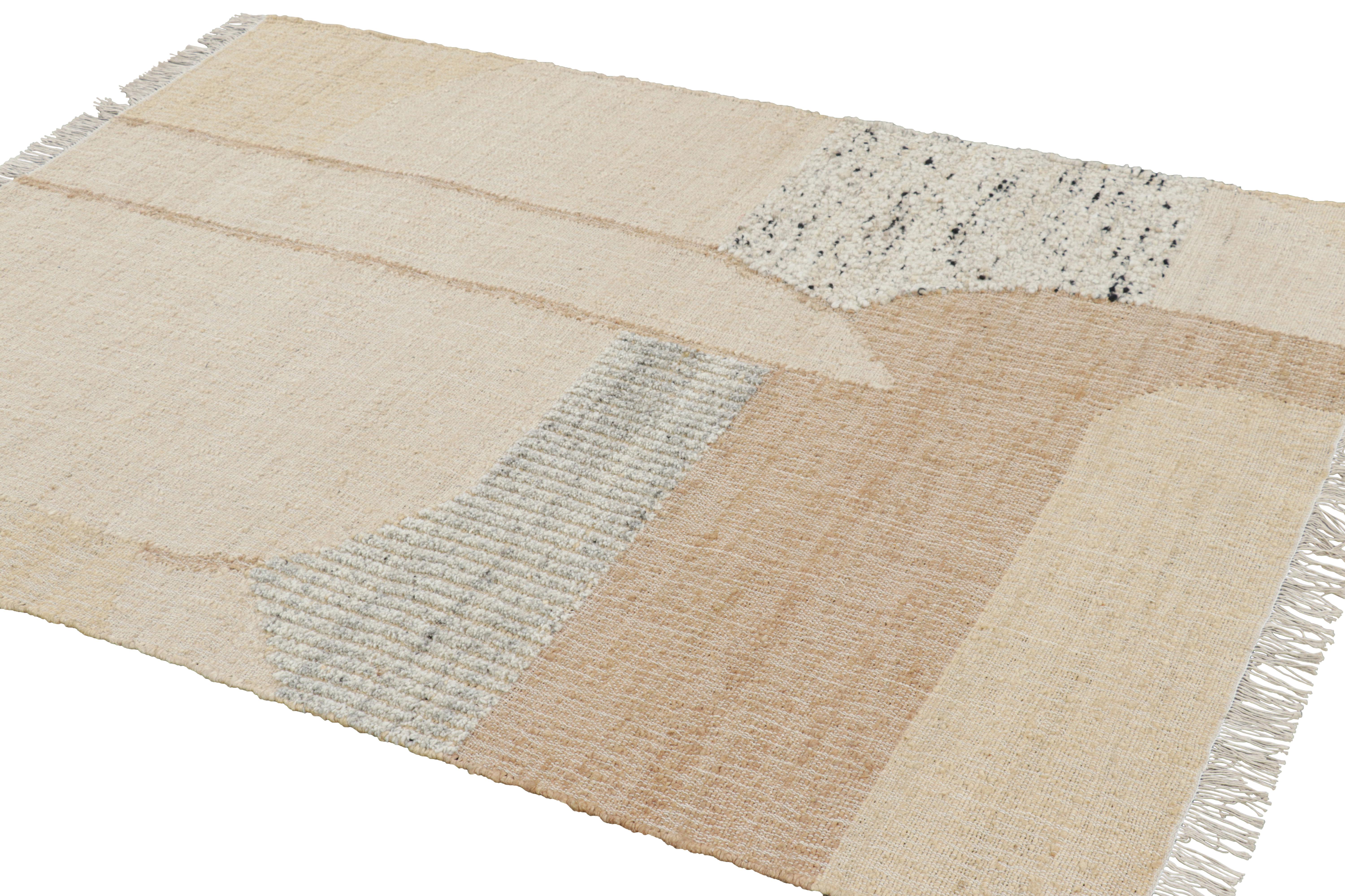 Tejido plano abstracto de Rug & Kilim con motivos geométricos en crema y beige Anudado a mano en venta