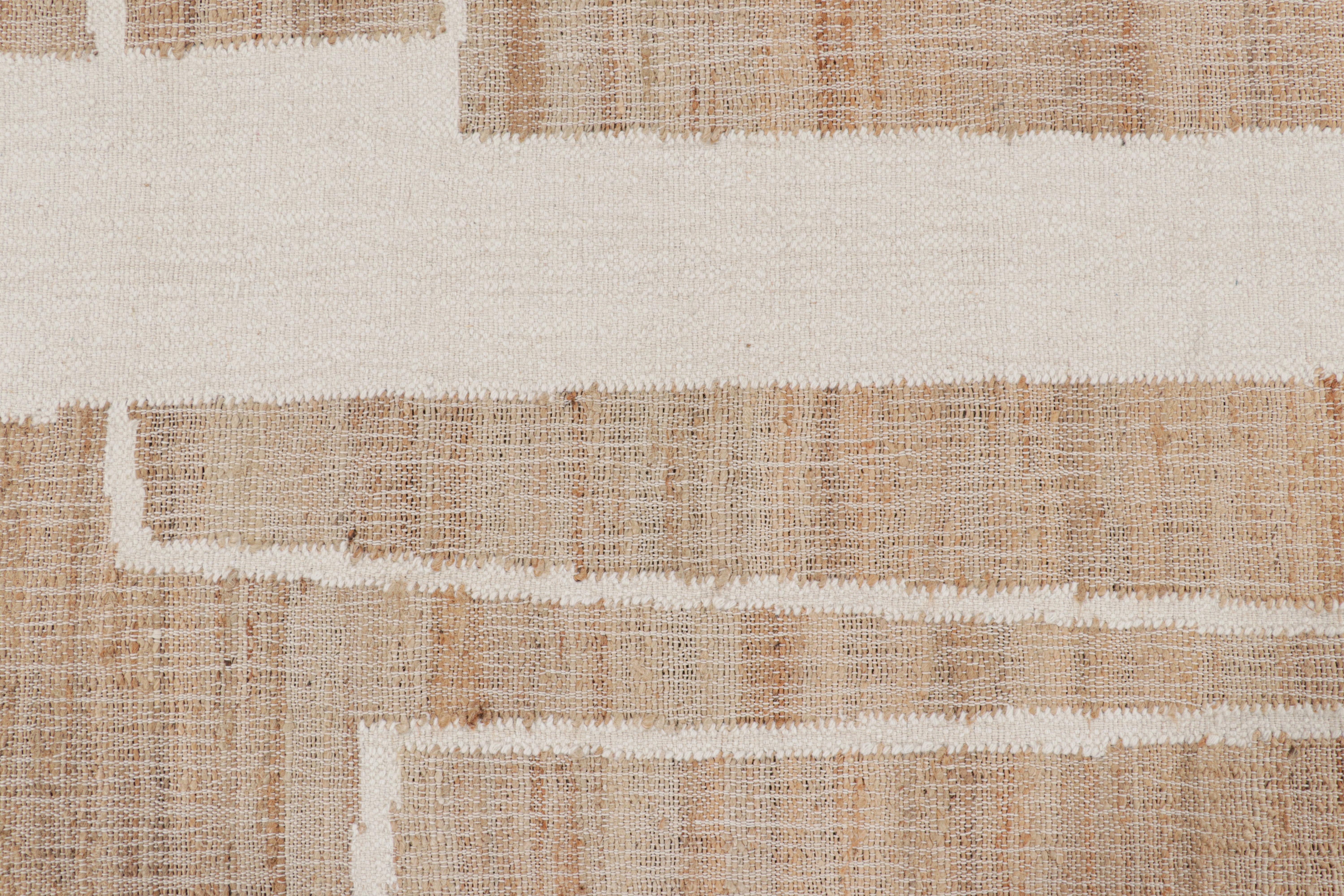 Abstraktes Flachgewebe von Rug & Kilim mit geometrischen Mustern in Creme und Beige im Zustand „Neu“ im Angebot in Long Island City, NY