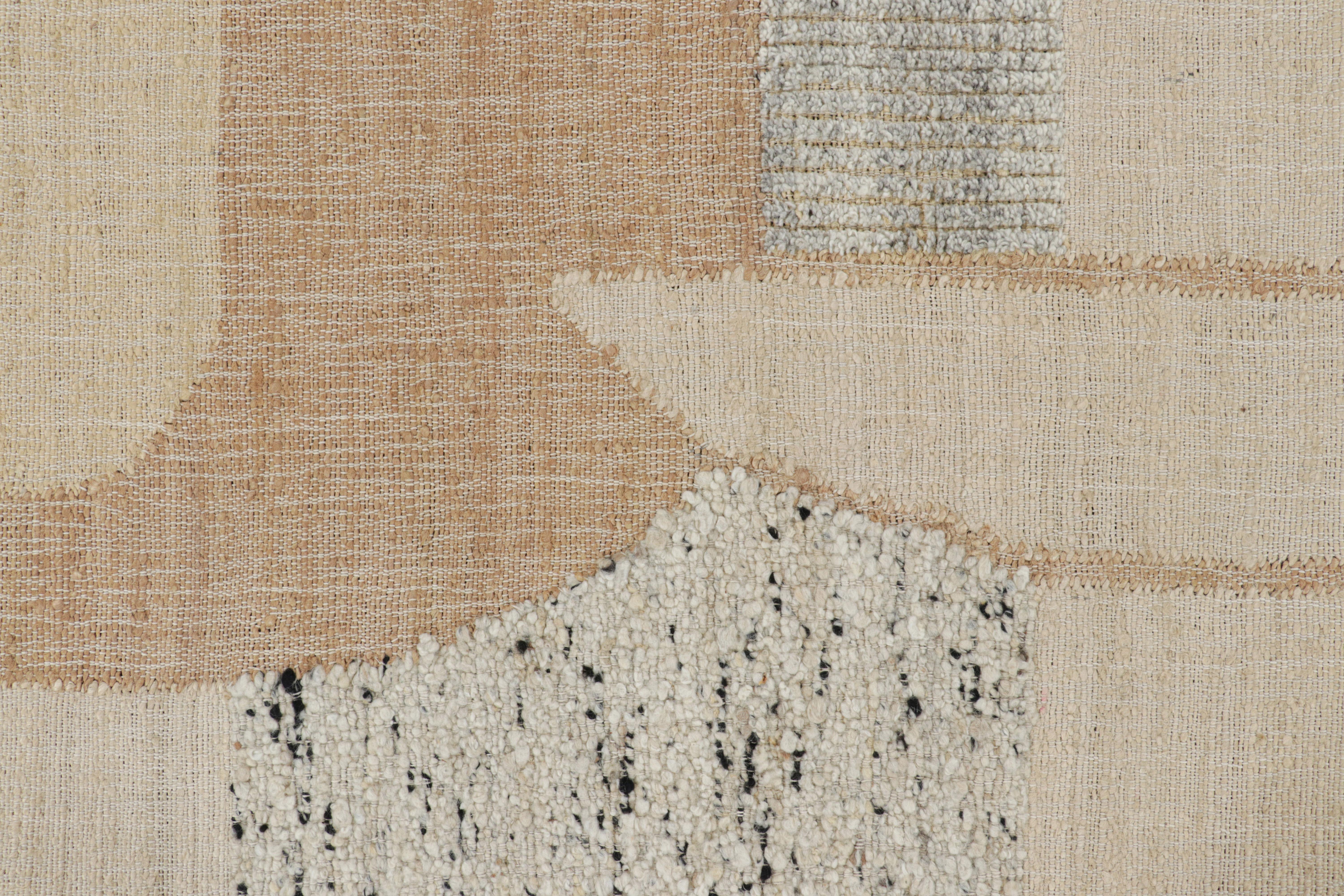 Tejido plano abstracto de Rug & Kilim con motivos geométricos en crema y beige en Nuevo estado para la venta en Long Island City, NY