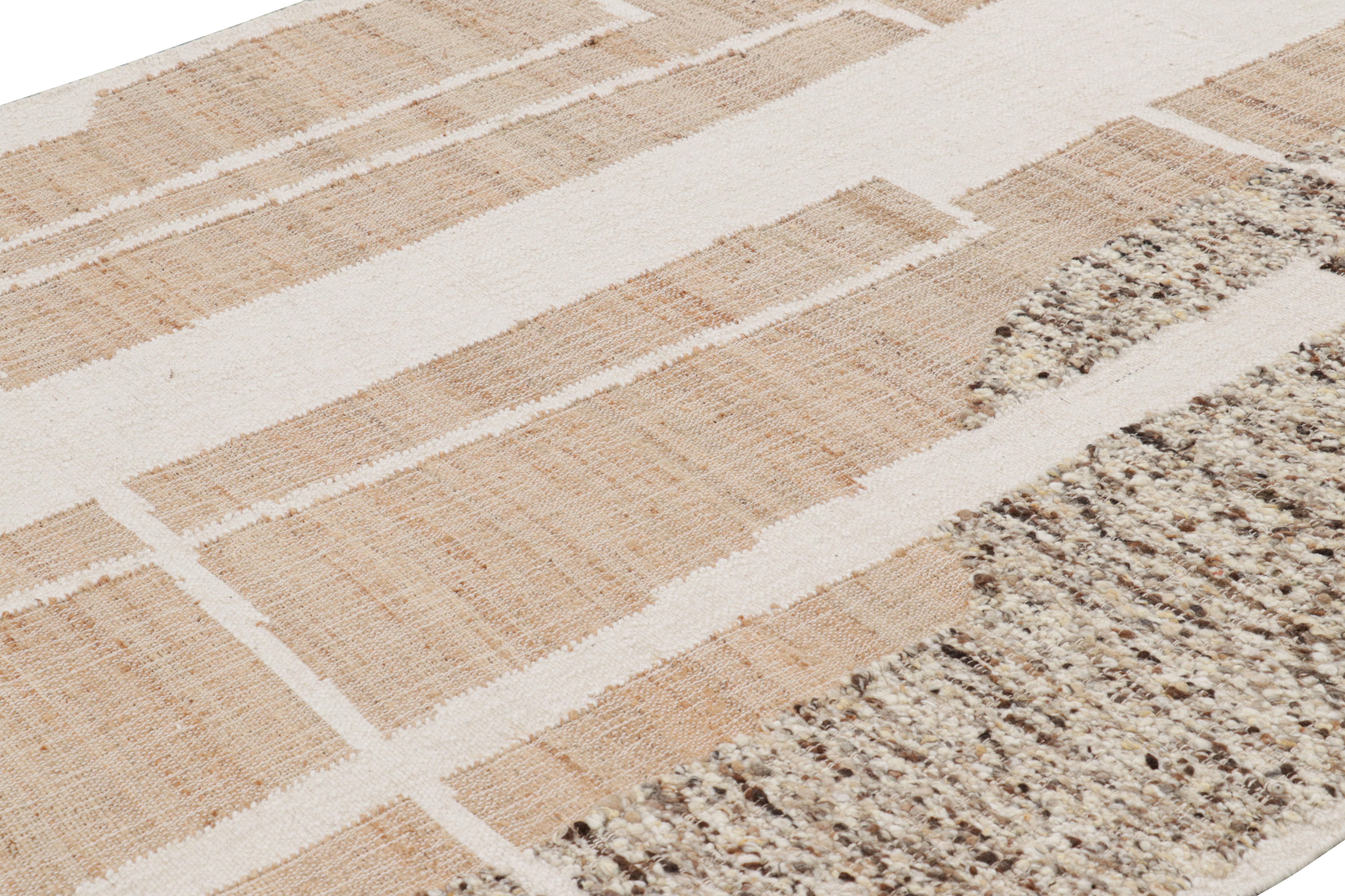 Abstraktes Flachgewebe von Rug & Kilim mit geometrischen Mustern in Creme und Beige (21. Jahrhundert und zeitgenössisch) im Angebot