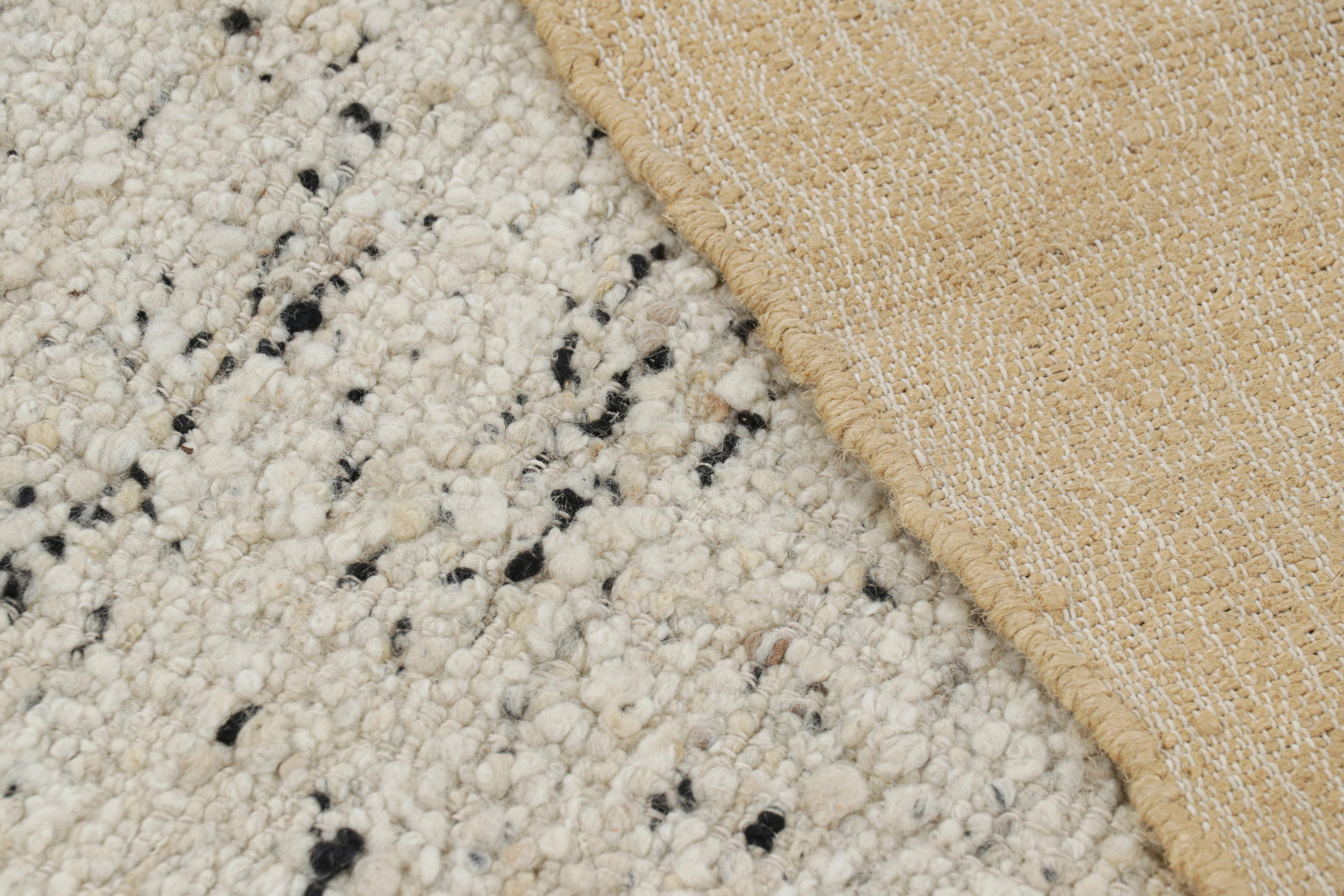 Tejido plano abstracto de Rug & Kilim con motivos geométricos en crema y beige Siglo XXI y contemporáneo en venta