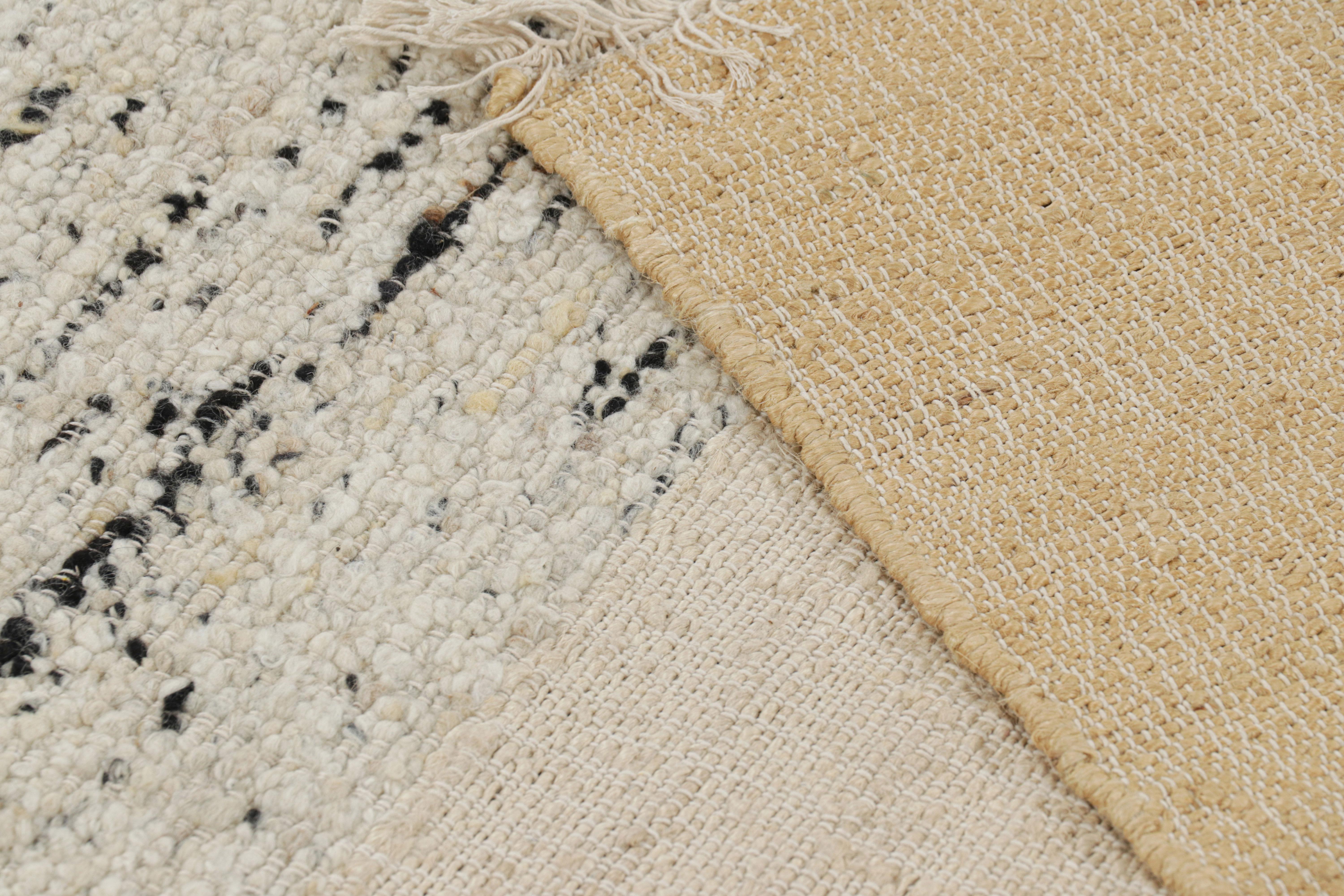 XXIe siècle et contemporain Tapis & Kilim's Abstract Flatweave with Cream and Beige Geometric Patterns (tissage plat abstrait avec des motifs géométriques crème et beige) en vente