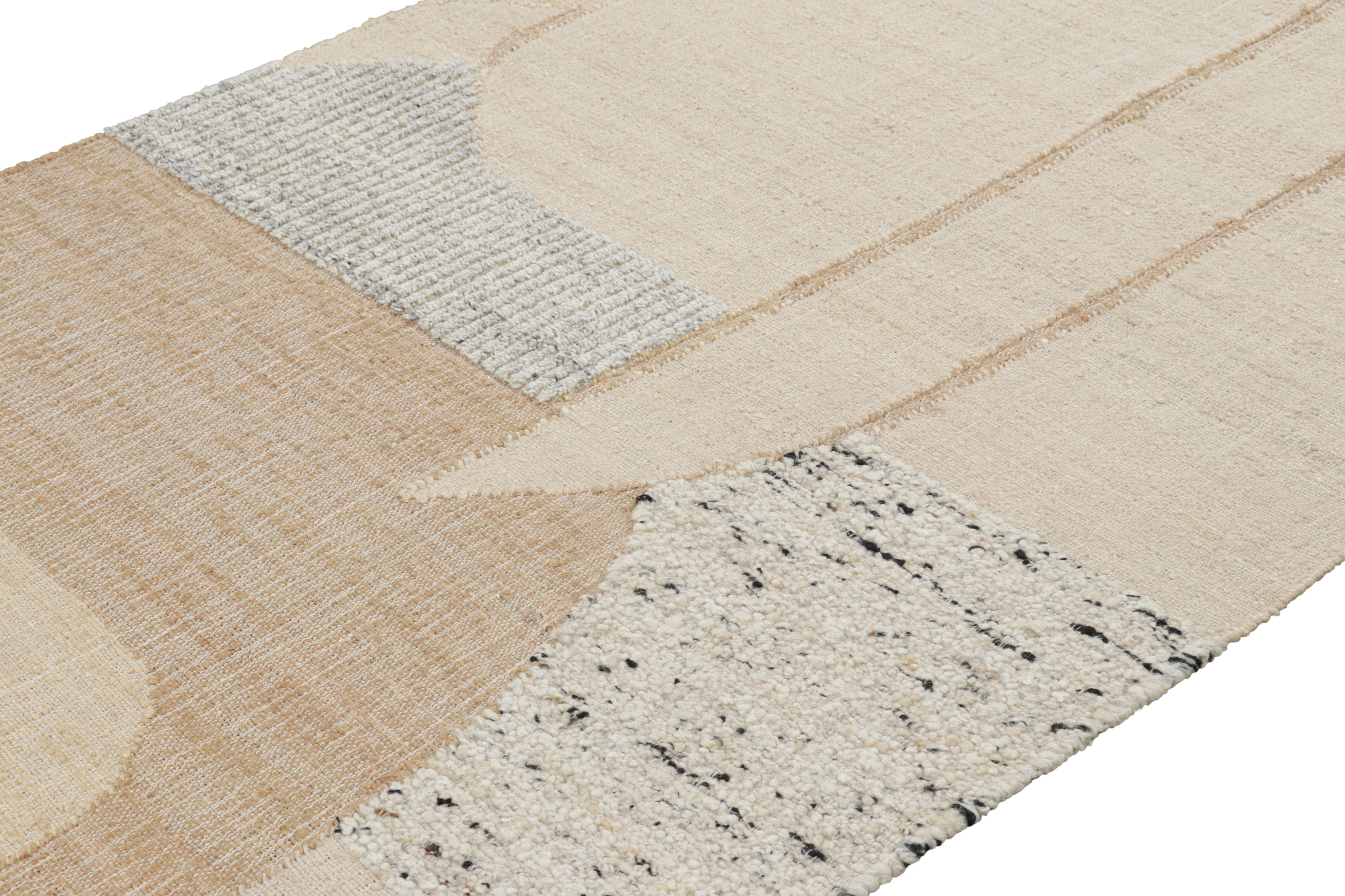 Laine Tapis & Kilim's Abstract Flatweave with Cream and Beige Geometric Patterns (tissage plat abstrait avec des motifs géométriques crème et beige) en vente