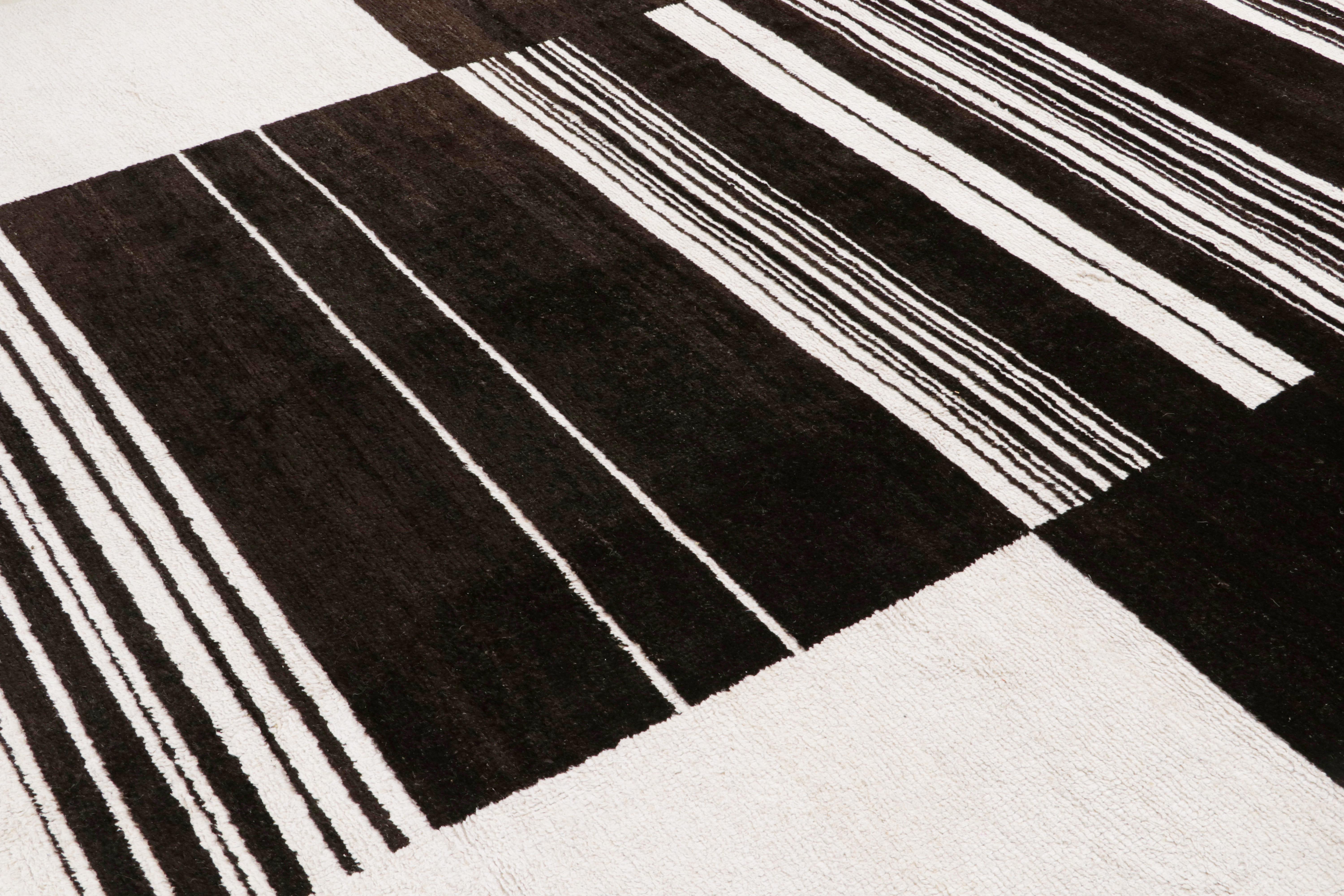 Rug & Kilim’s Abstract Geometric Rug in White and Black - “Gateway to Heaven” In New Condition For Sale In Long Island City, NY