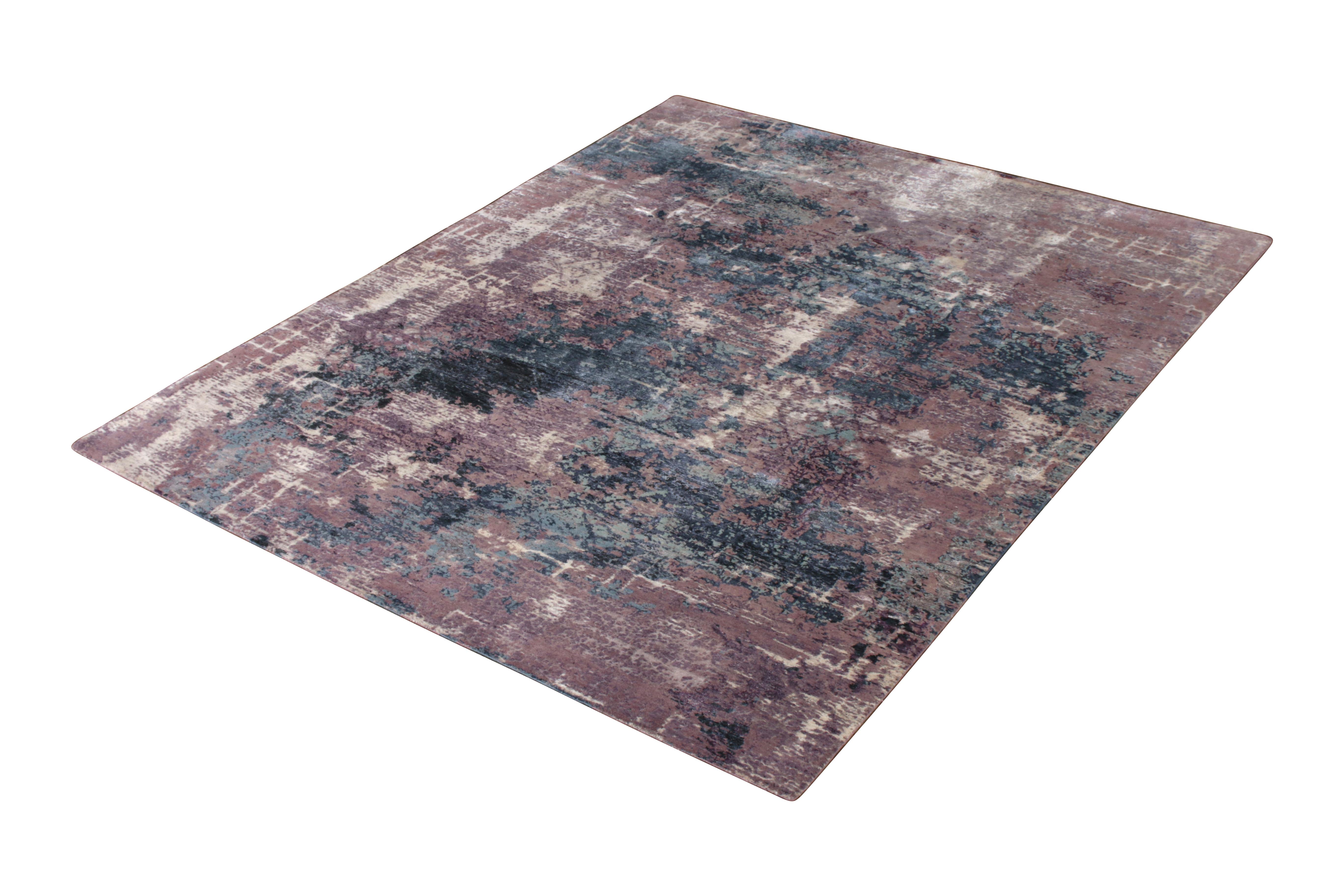 Un tappeto astratto 9 x 12 dalle tonalità blu e viola, della collezione di tappeti New & Modern di Rug & Kilim. Annodato a mano in lana, è un tappeto audace con un'attitudine artigianale e un movimento attraverso le eleganti tonalità di accento.