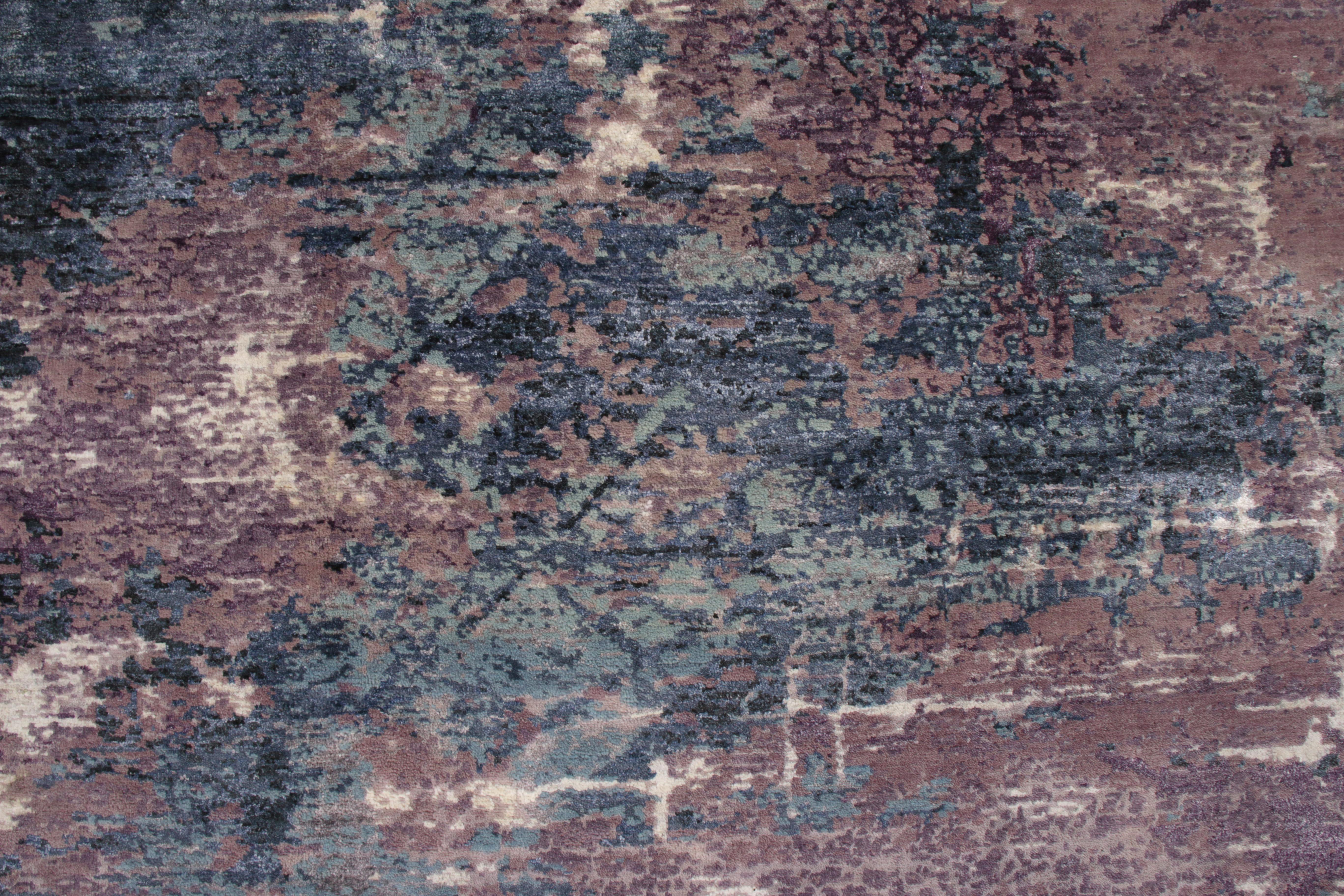 Indiano Rug & Kilim: Tappeto moderno astratto con motivo all over viola e blu in vendita