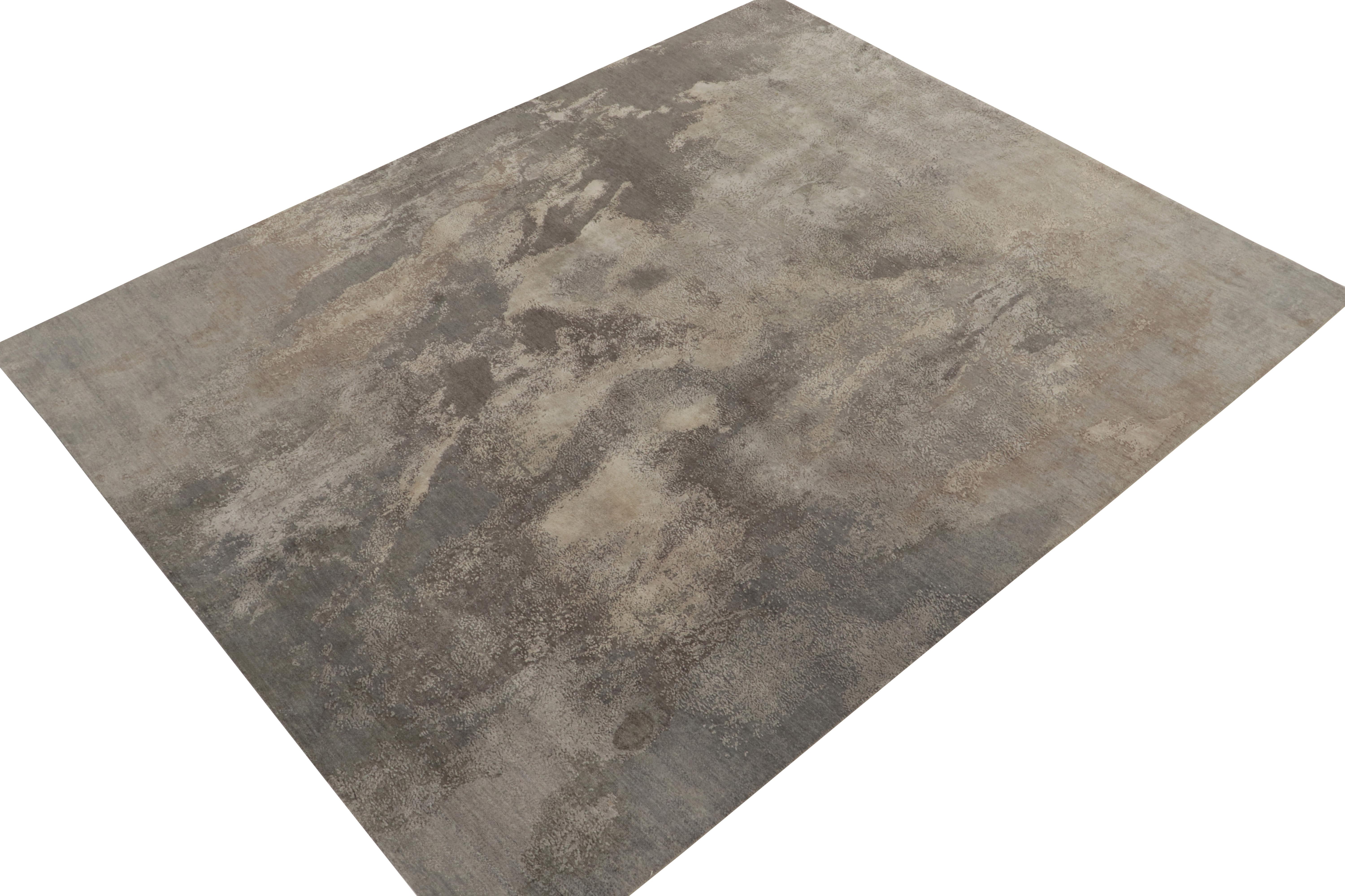 Dalle audaci selezioni New & Modern di Rug & Kilim, un tappeto astratto 8x10 annodato a mano in lana e seta di lusso. 

Una scala elegante ospita una colorazione fresca ed espressiva di grigio argento e avorio, che gioca a meraviglia con la