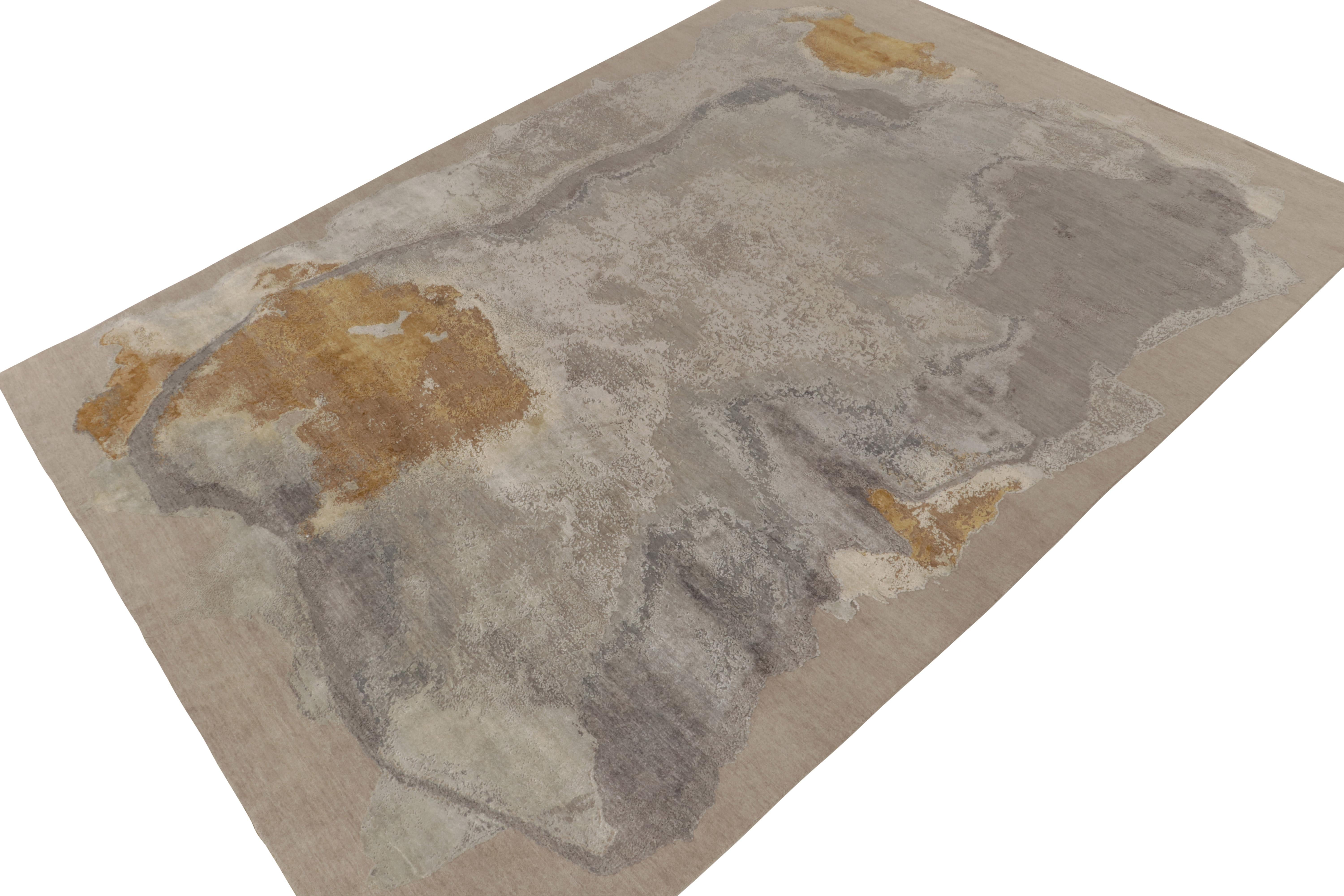 Dalle audaci selezioni New & Modern di Rug & Kilim, un tappeto astratto 10x14 annodato a mano in lana e seta di lusso. 

Una scala graziosa ospita un raffinato grigio argento con accenti dorati e beige-marrone, che giocano a meraviglia con la