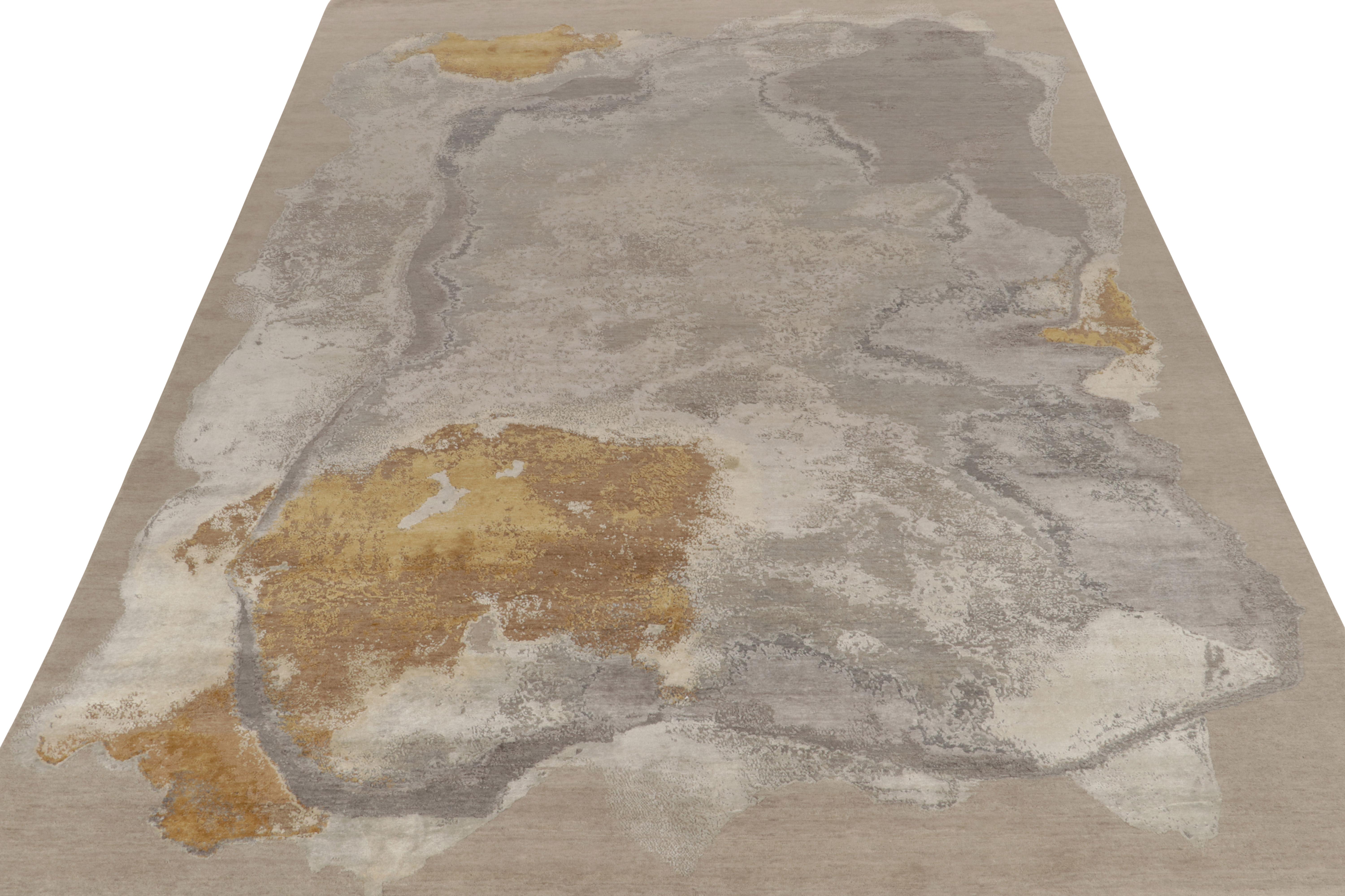 Moderno Rug & Kilim: tappeto astratto con motivi grigio-argento, oro e marrone in vendita
